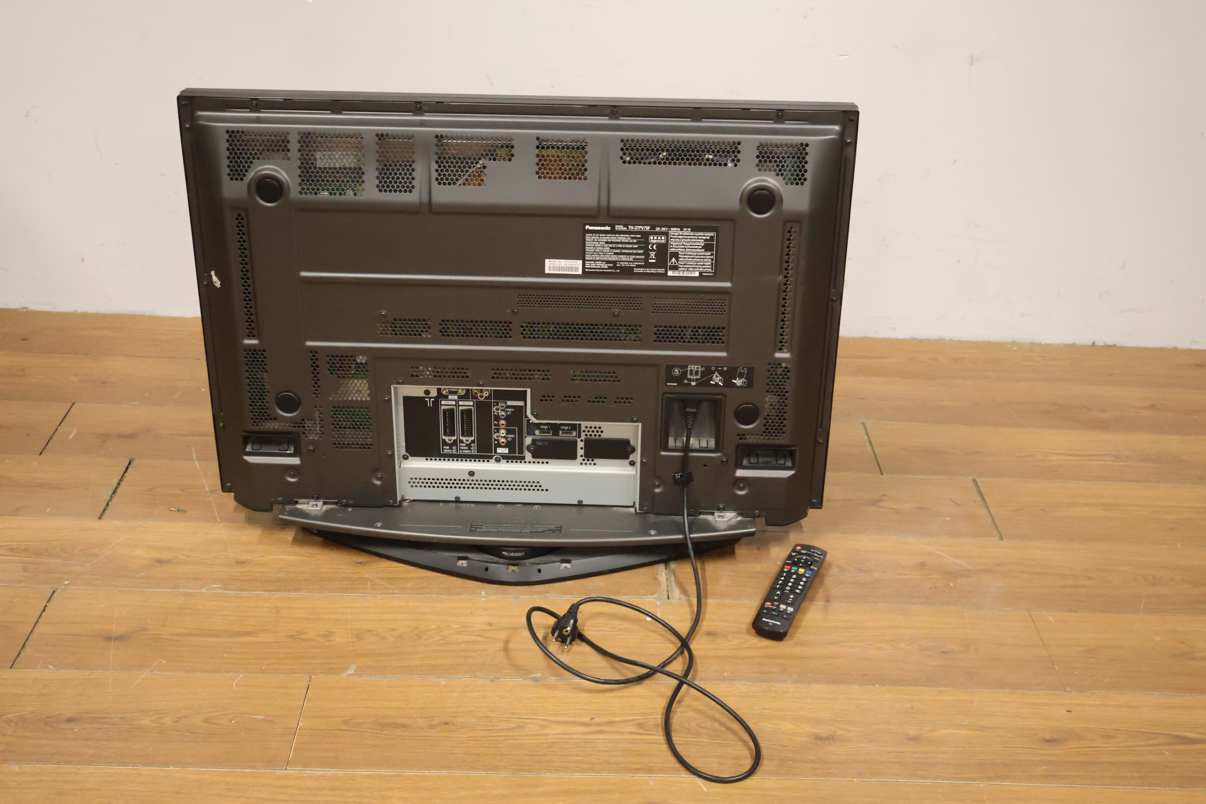 Samsung flatscreen TV met afstandsbediening – foto 5 – kavel bij GSD Auctions, Zoeterwoude