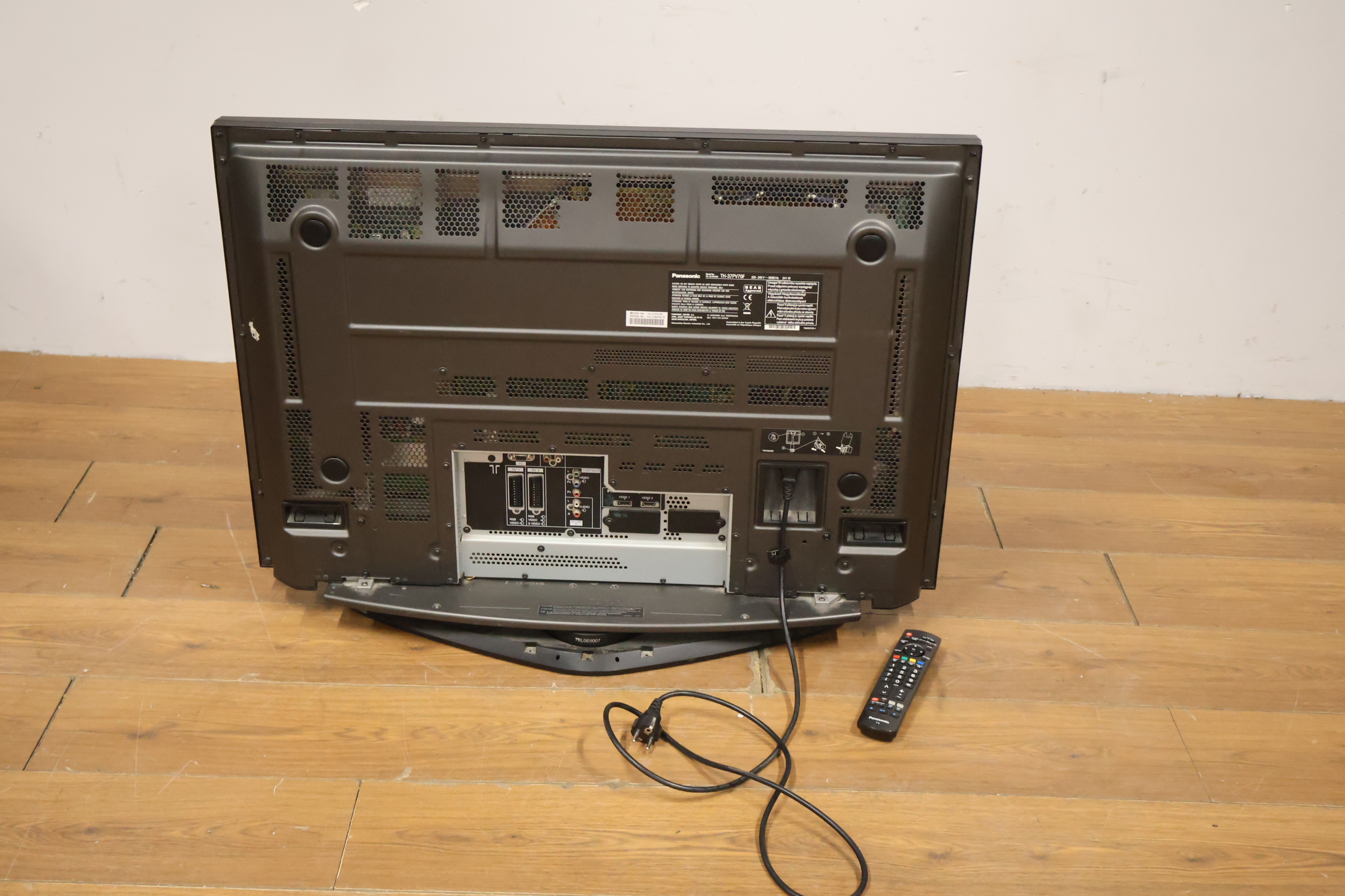 Samsung flatscreen TV met afstandsbediening – foto 6 – kavel bij GSD Auctions, Zoeterwoude
