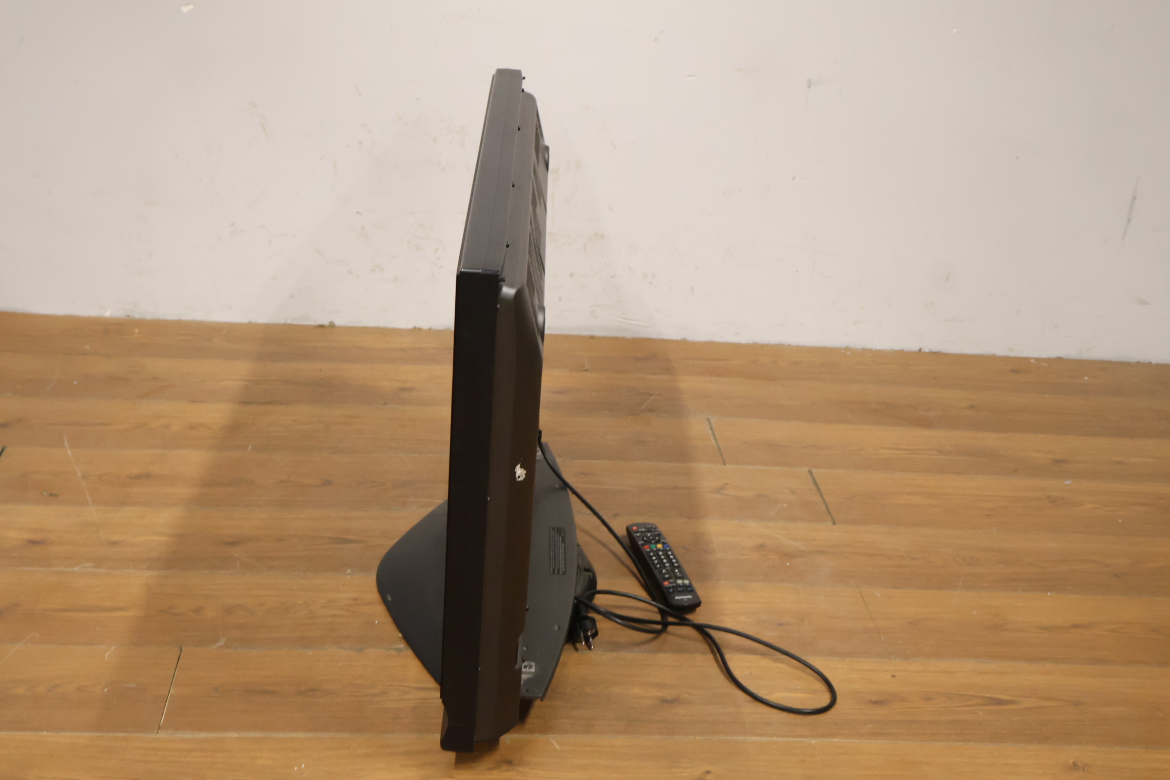 Samsung flatscreen TV met afstandsbediening – foto 9 – kavel bij GSD Auctions, Zoeterwoude