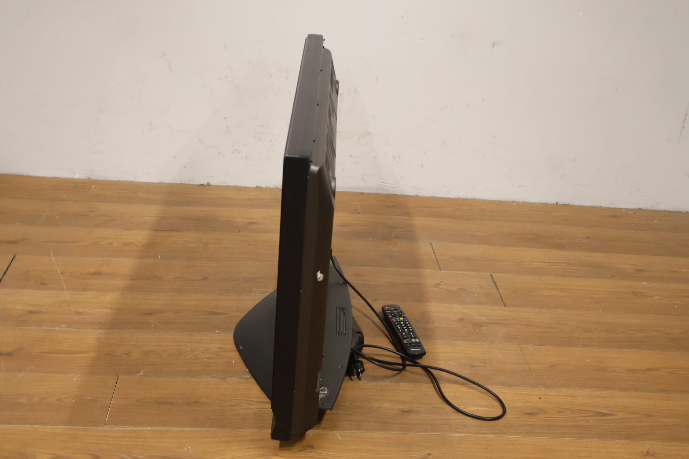 Samsung flatscreen TV met afstandsbediening – foto 10 – kavel bij GSD Auctions, Zoeterwoude