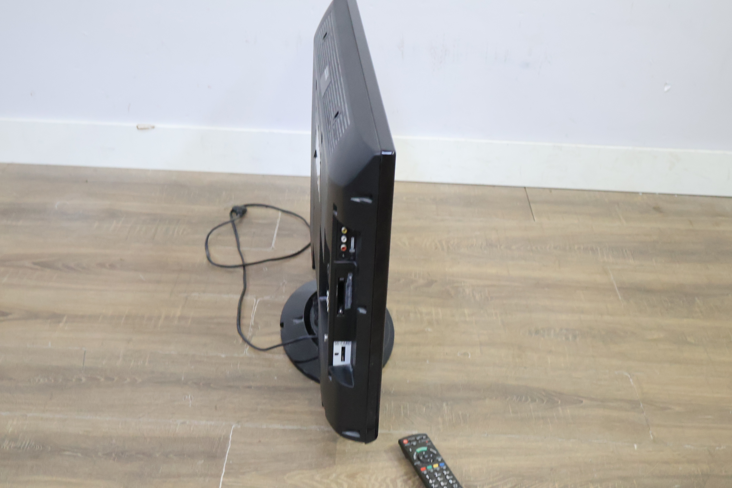 Panasonic Viera LCD-televisie – foto 3 – kavel bij GSD Auctions, Zoeterwoude