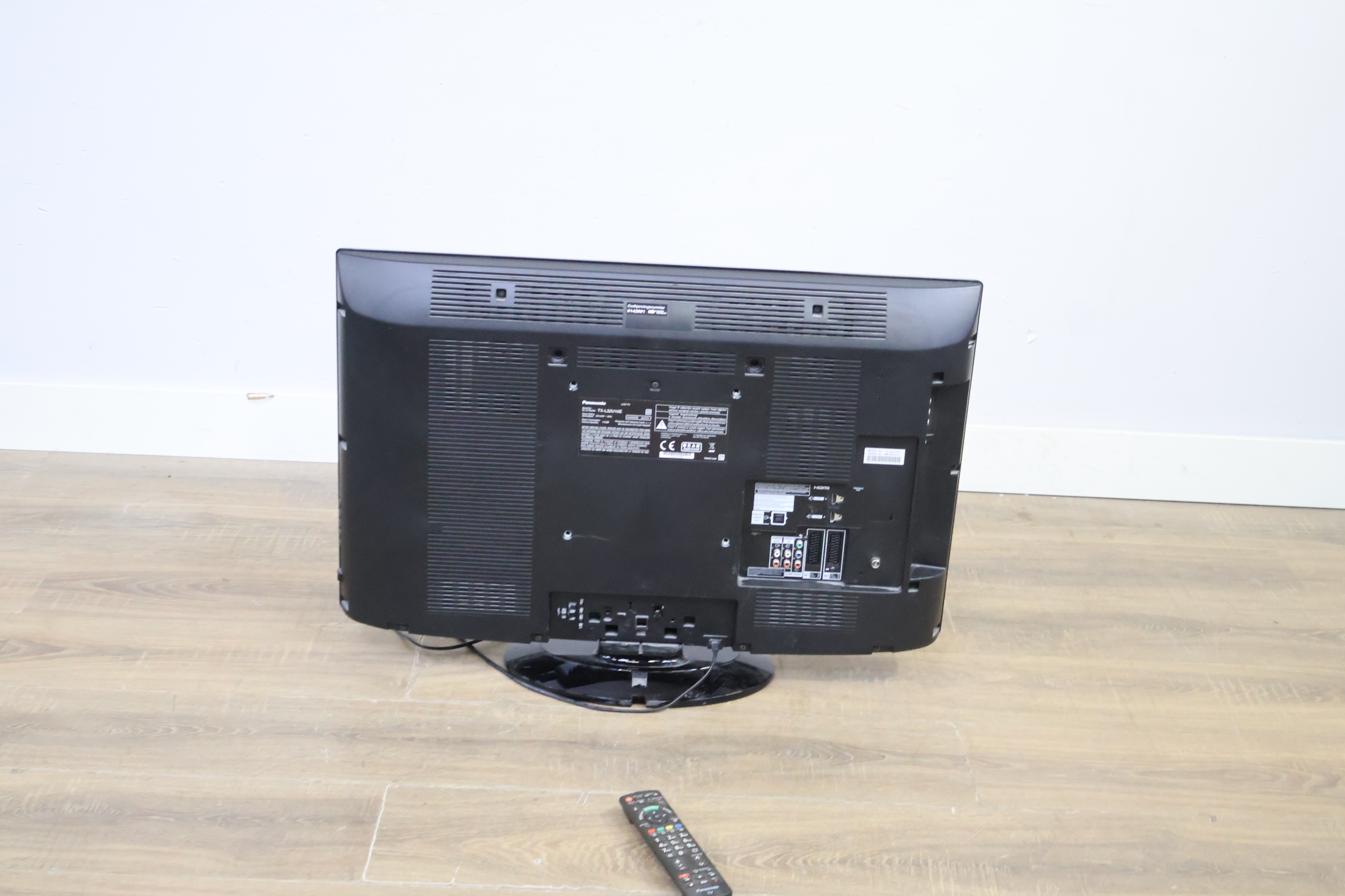 Panasonic Viera LCD-televisie – foto 5 – kavel bij GSD Auctions, Zoeterwoude