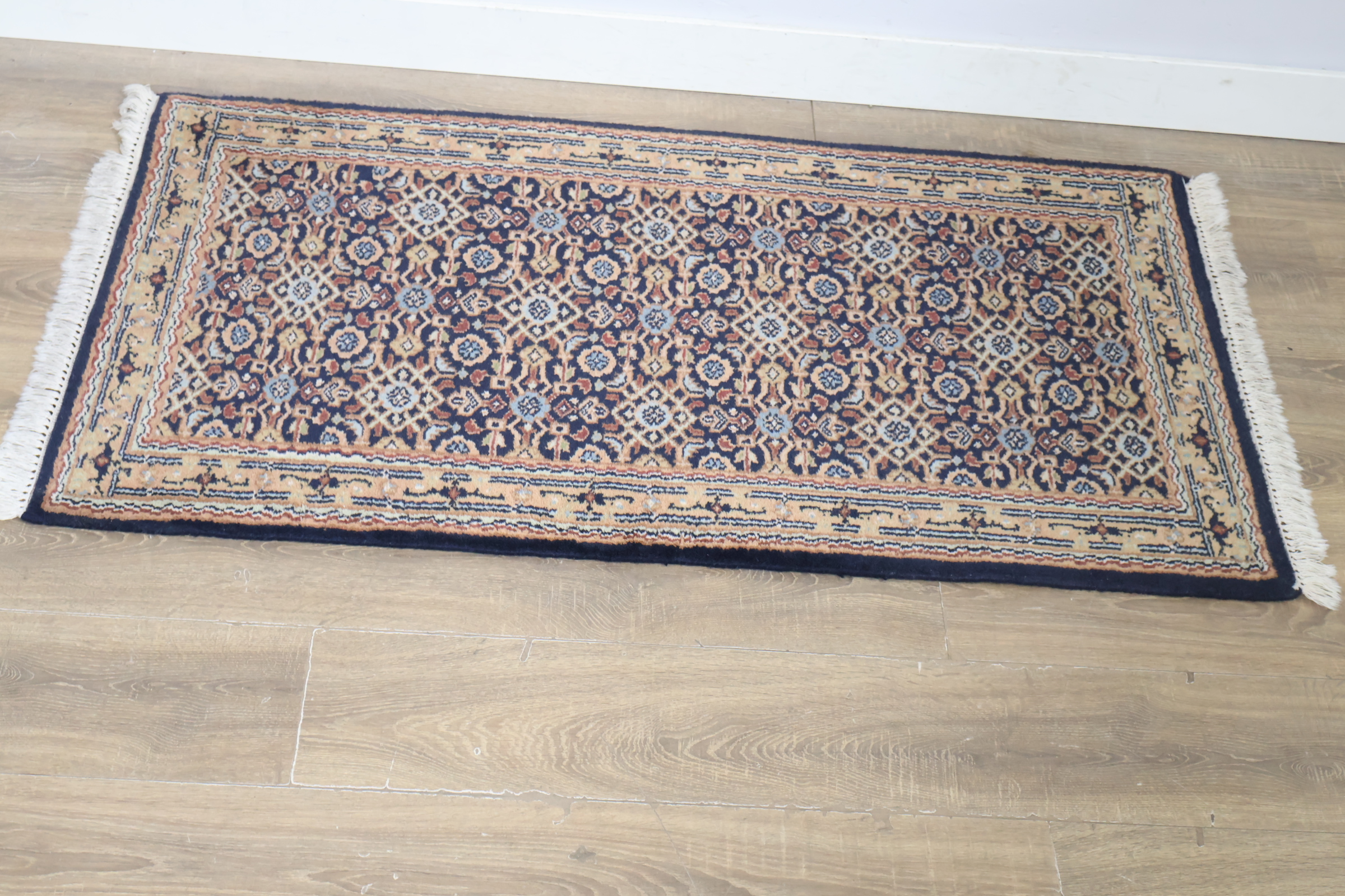 Handgeknoopt Perzisch tapijt met franjes – foto 3 – kavel bij GSD Auctions, Zoeterwoude