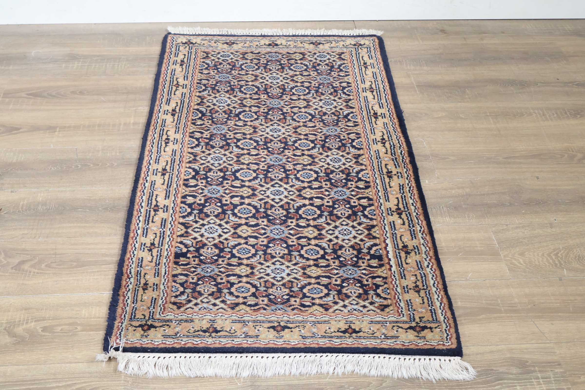 Handgeknoopt Perzisch tapijt met franjes – foto 4 – kavel bij GSD Auctions, Zoeterwoude