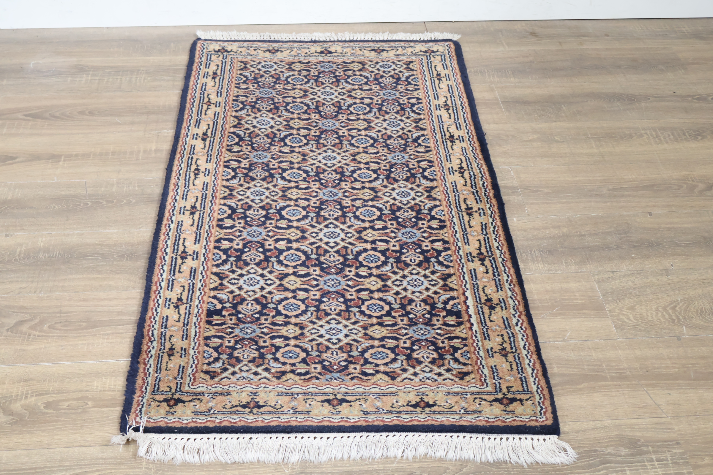Handgeknoopt Perzisch tapijt met franjes – foto 5 – kavel bij GSD Auctions, Zoeterwoude