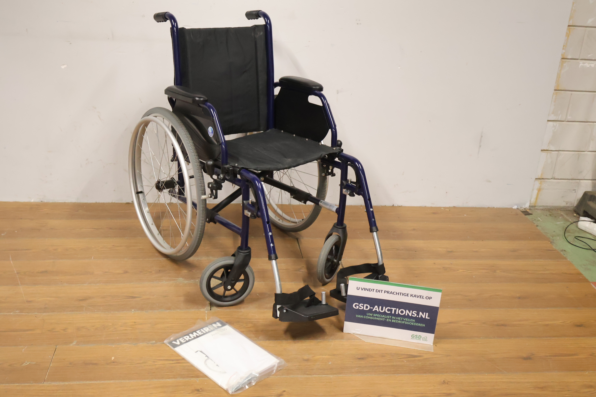 Vermeiren rolstoel met blauwe frame en zwarte zitting – kavel bij GSD Auctions, Zoeterwoude