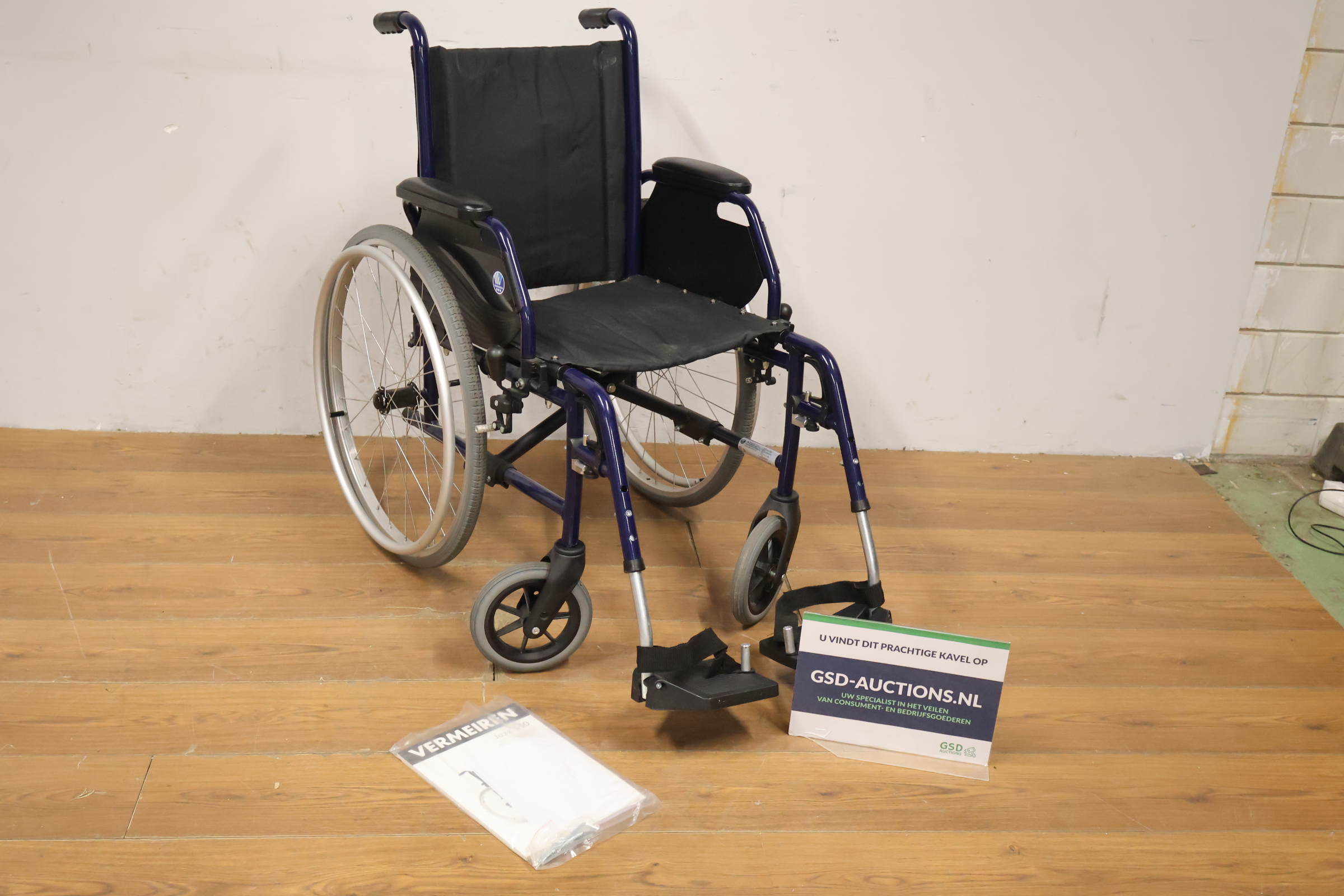Vermeiren rolstoel met blauwe frame en zwarte zitting – foto 2 – kavel bij GSD Auctions, Zoeterwoude