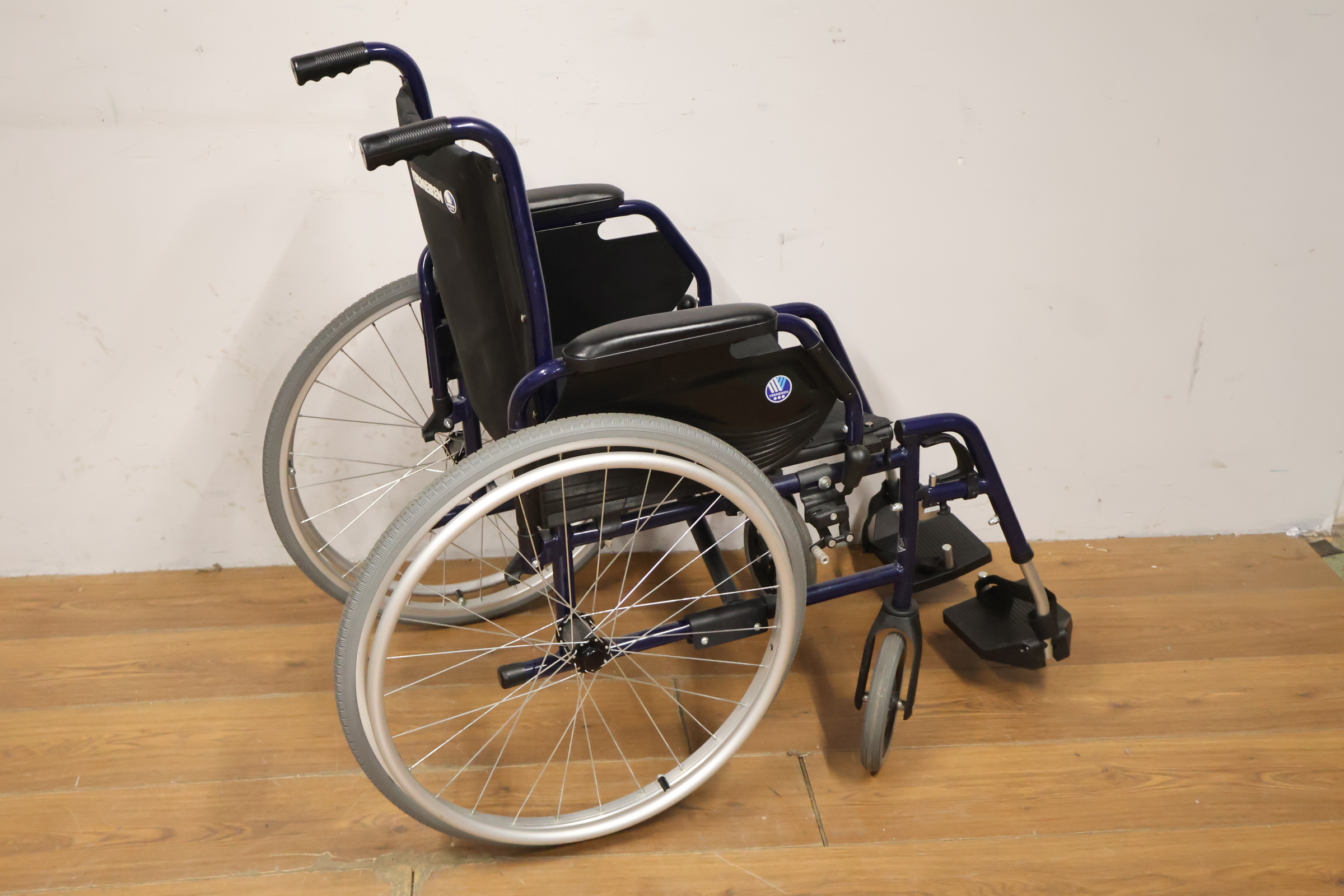 Vermeiren rolstoel met blauwe frame en zwarte zitting – foto 4 – kavel bij GSD Auctions, Zoeterwoude