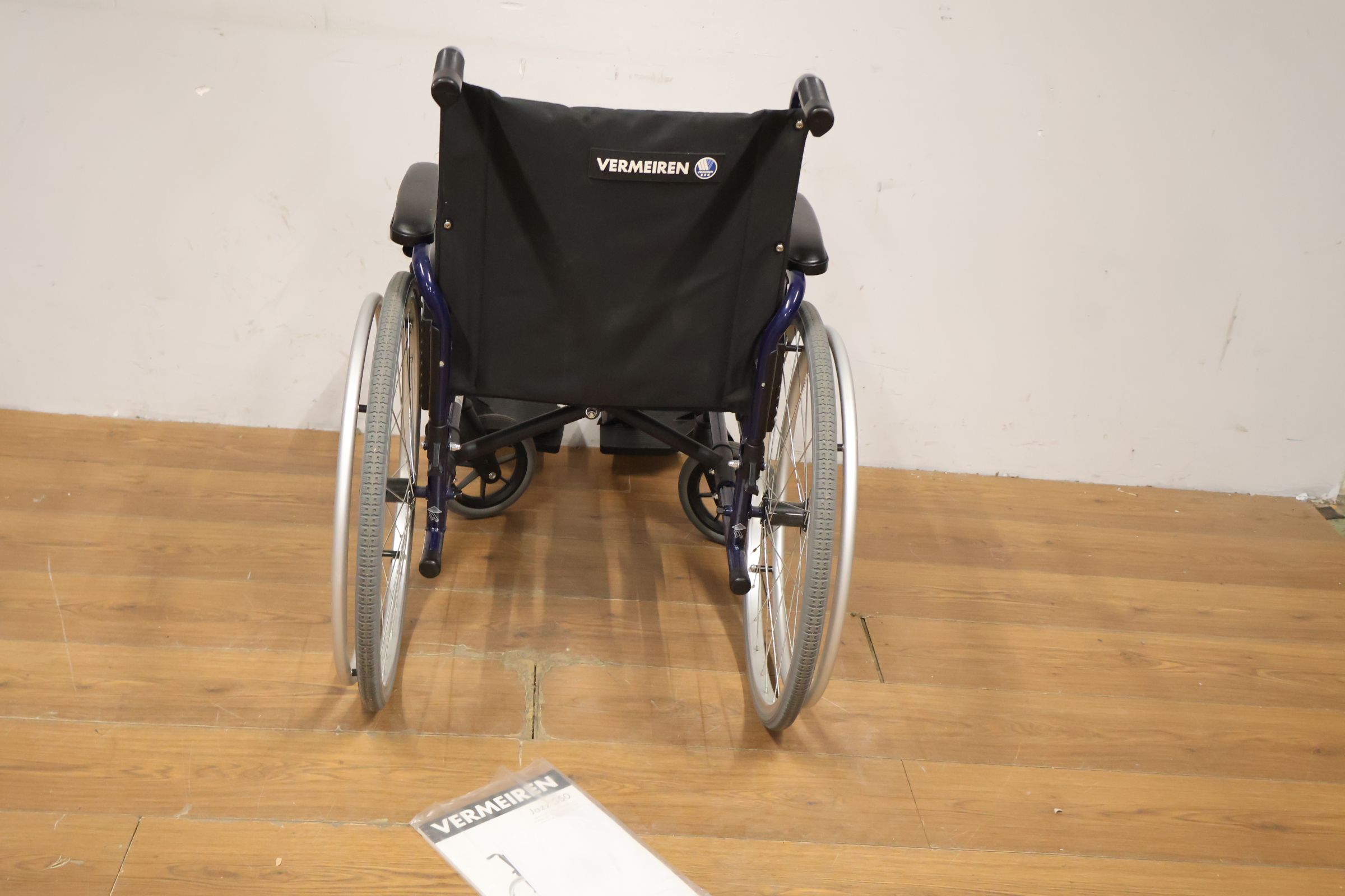 Vermeiren rolstoel met blauwe frame en zwarte zitting – foto 5 – kavel bij GSD Auctions, Zoeterwoude