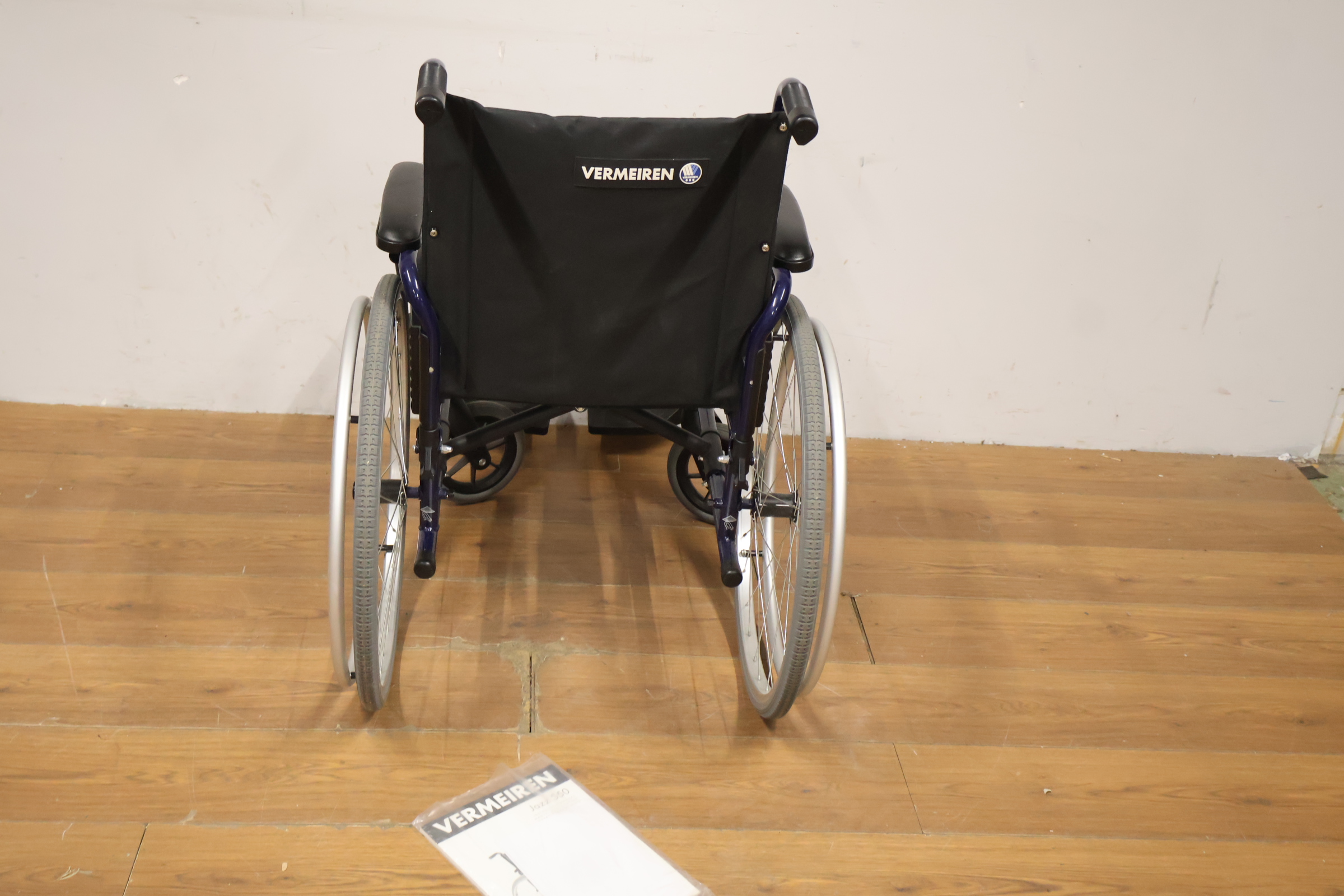 Vermeiren rolstoel met blauwe frame en zwarte zitting – foto 6 – kavel bij GSD Auctions, Zoeterwoude