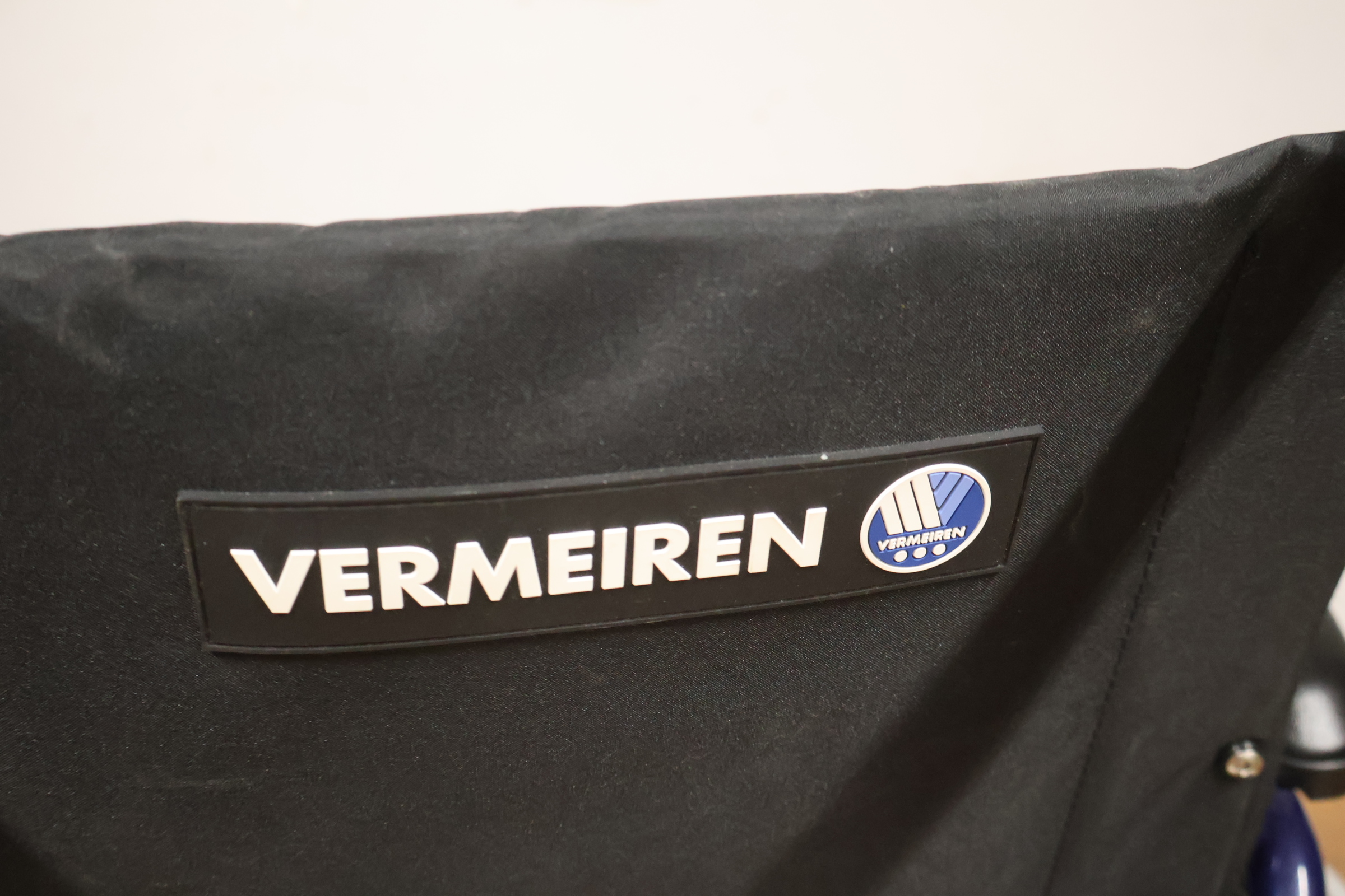 Vermeiren rolstoel met blauwe frame en zwarte zitting – foto 7 – kavel bij GSD Auctions, Zoeterwoude