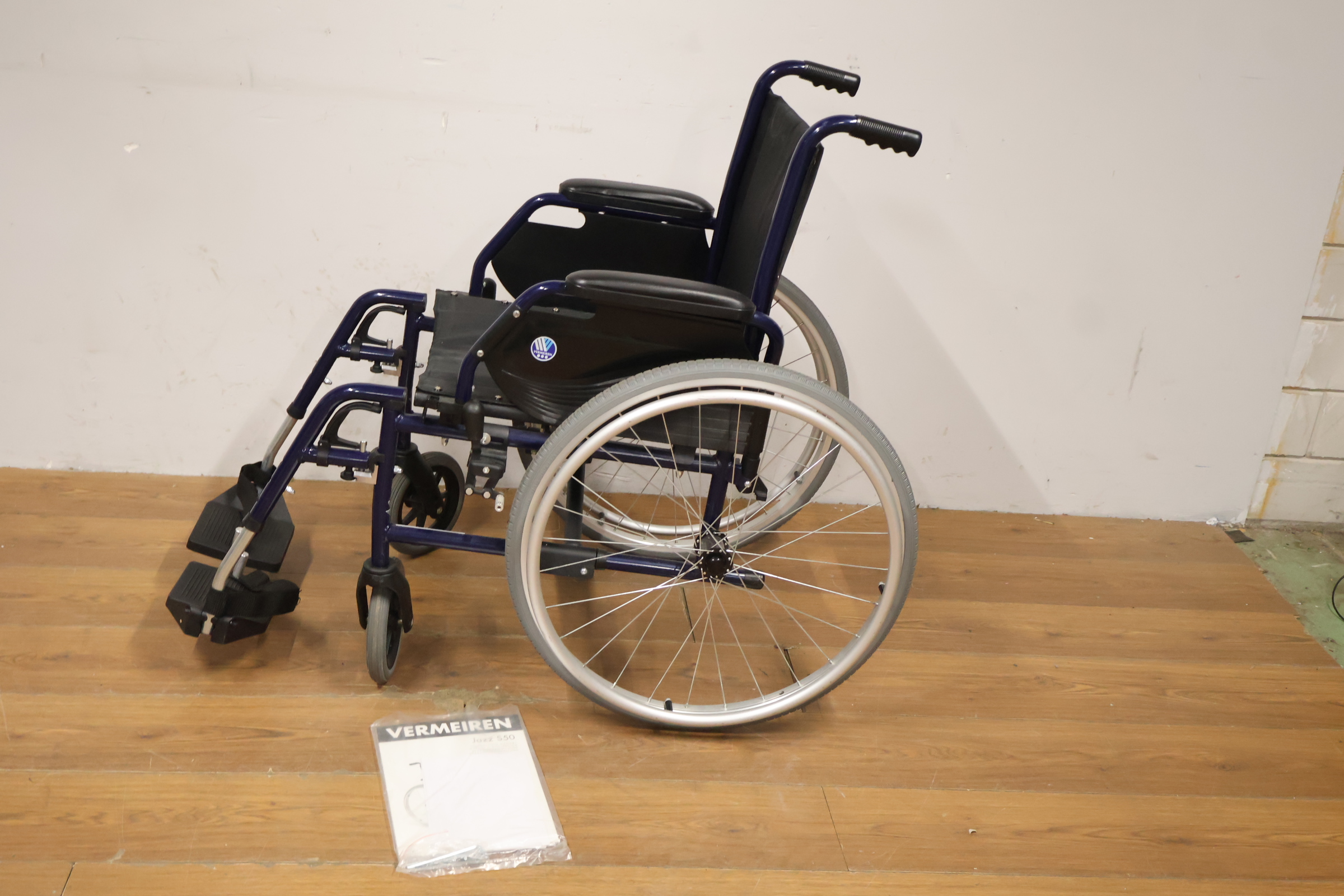 Vermeiren rolstoel met blauwe frame en zwarte zitting – foto 8 – kavel bij GSD Auctions, Zoeterwoude