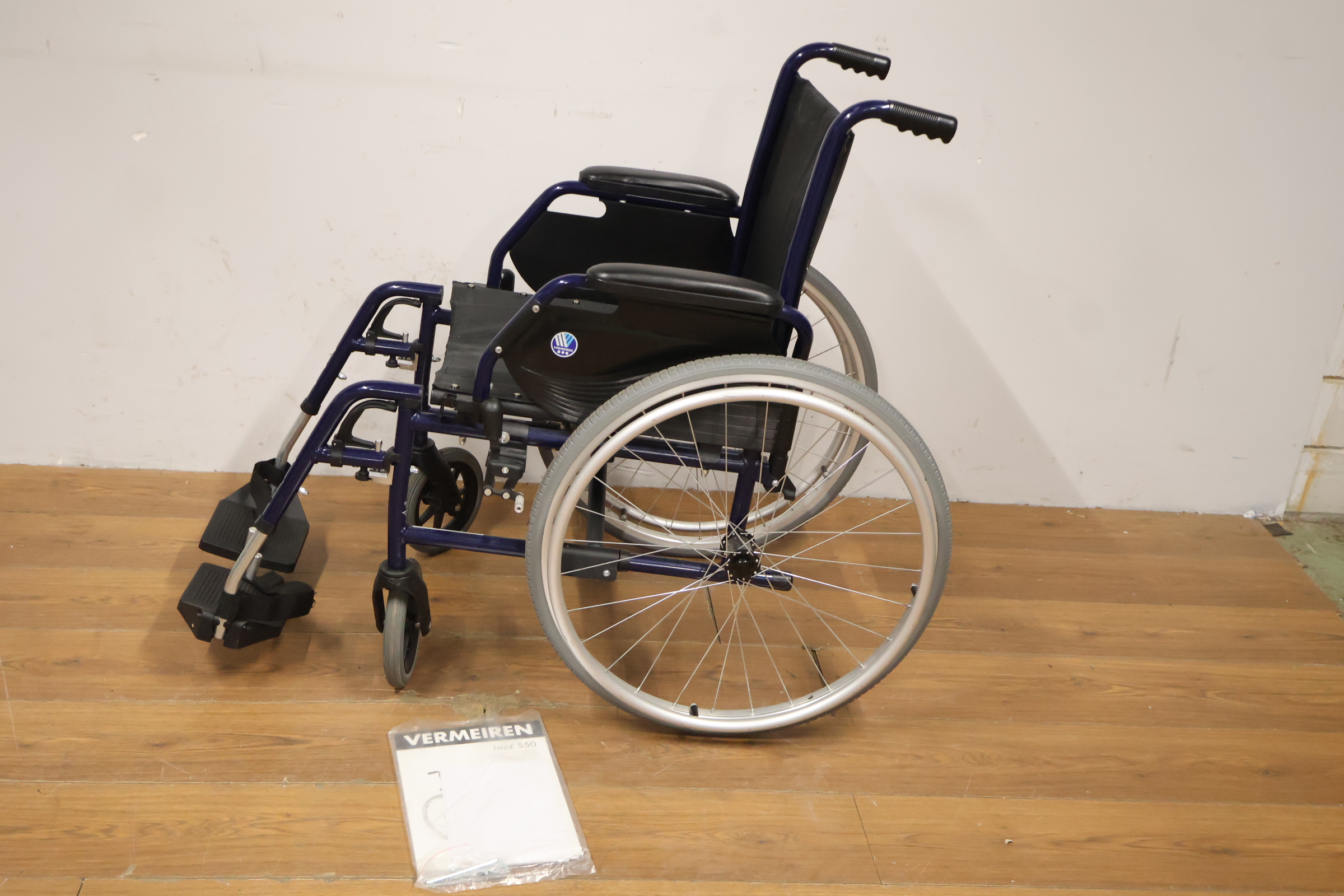 Vermeiren rolstoel met blauwe frame en zwarte zitting – foto 9 – kavel bij GSD Auctions, Zoeterwoude