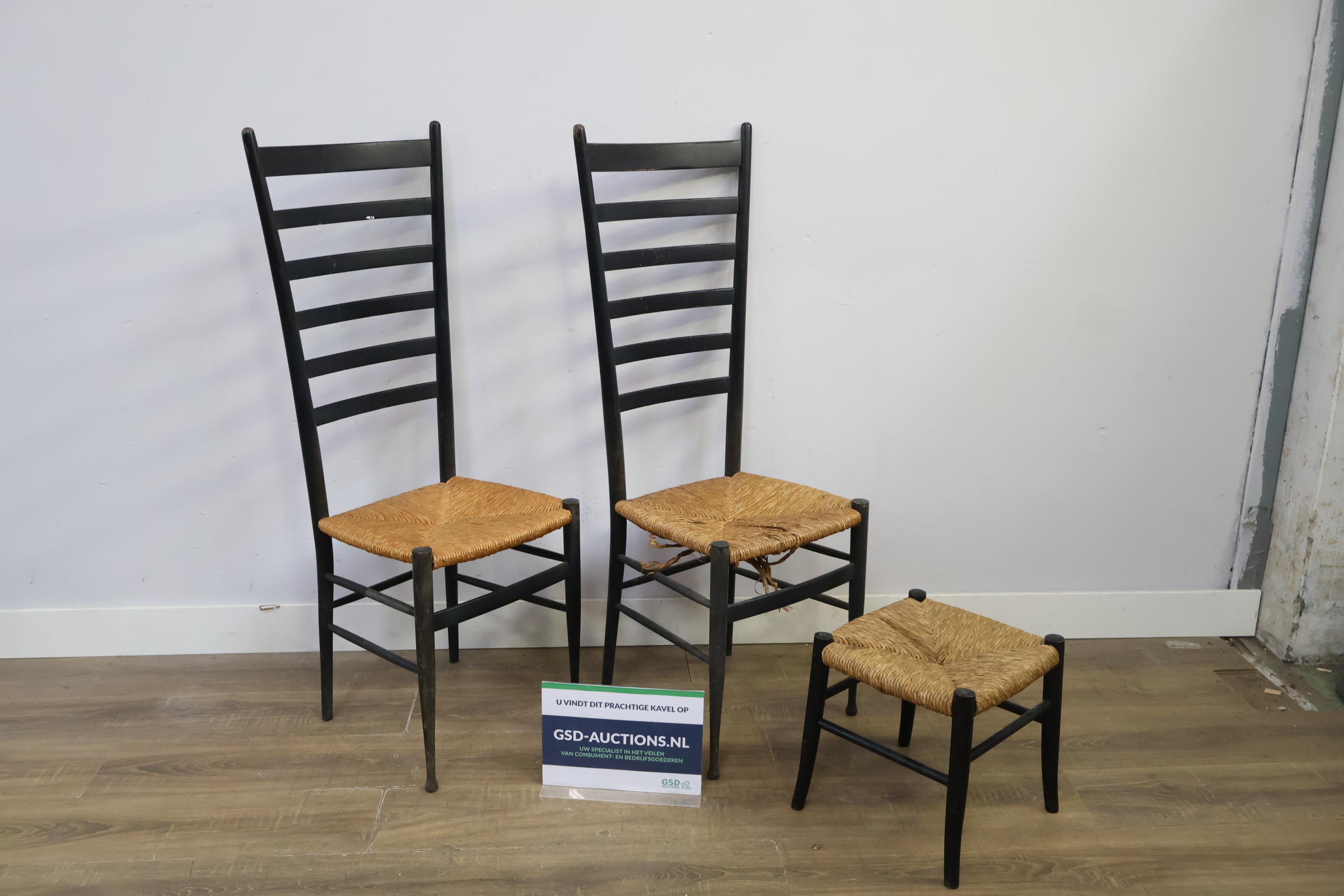 Set van twee zwarte houten stoelen en een kruk met gevlochten rieten zitting – kavel bij GSD Auctions, Zoeterwoude