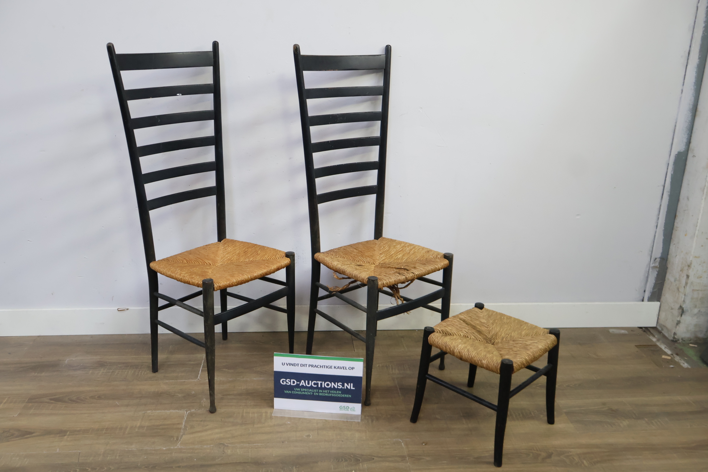 Set van twee zwarte houten stoelen en een kruk met gevlochten rieten zitting – foto 2 – kavel bij GSD Auctions, Zoeterwoude