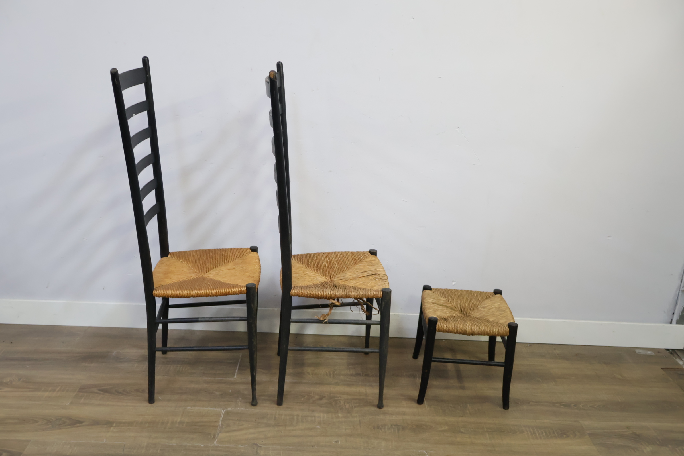 Set van twee zwarte houten stoelen en een kruk met gevlochten rieten zitting – foto 3 – kavel bij GSD Auctions, Zoeterwoude