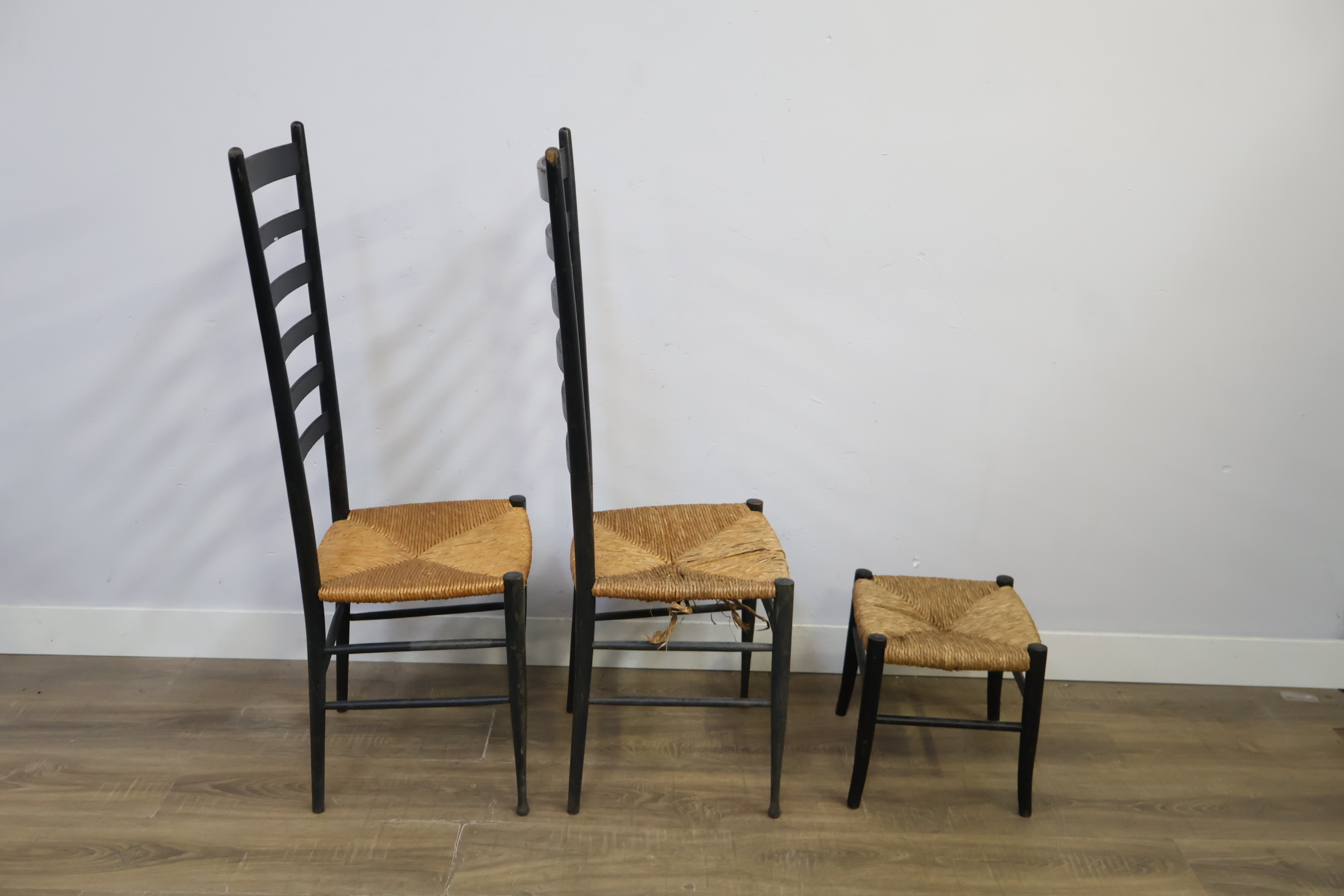 Set van twee zwarte houten stoelen en een kruk met gevlochten rieten zitting – foto 4 – kavel bij GSD Auctions, Zoeterwoude
