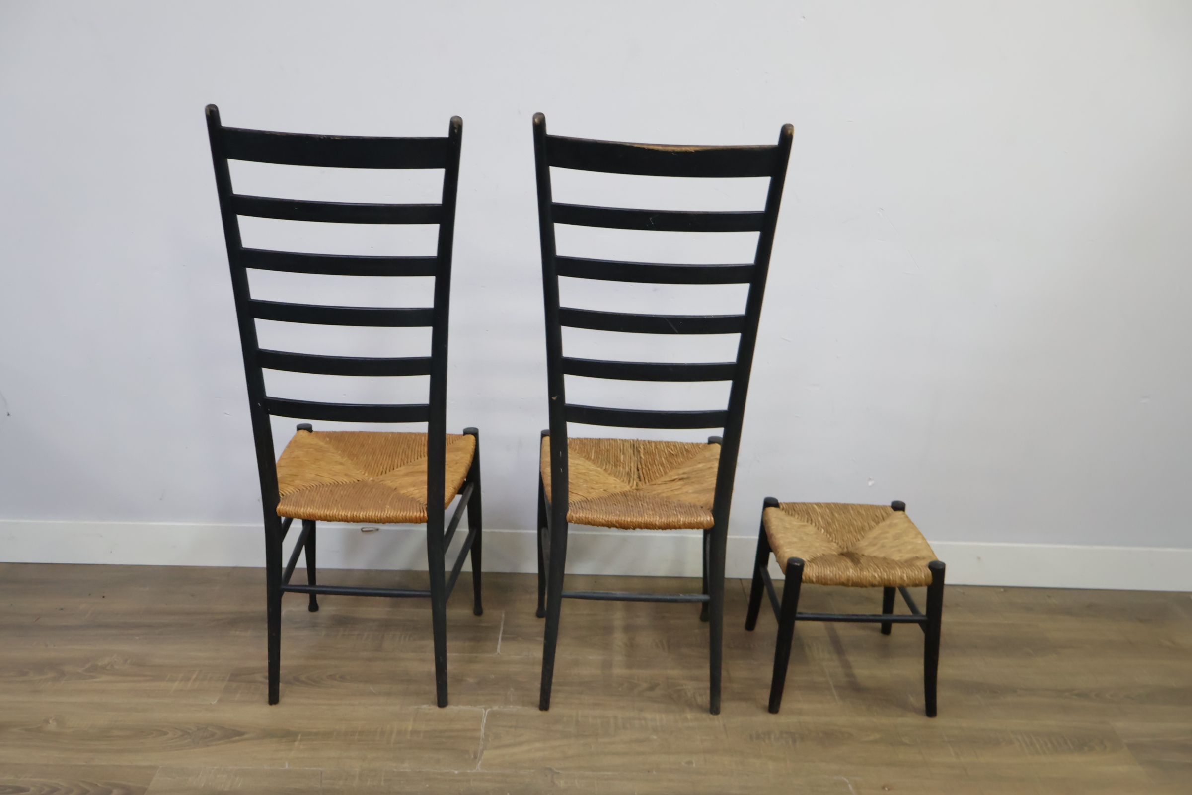 Set van twee zwarte houten stoelen en een kruk met gevlochten rieten zitting – foto 5 – kavel bij GSD Auctions, Zoeterwoude
