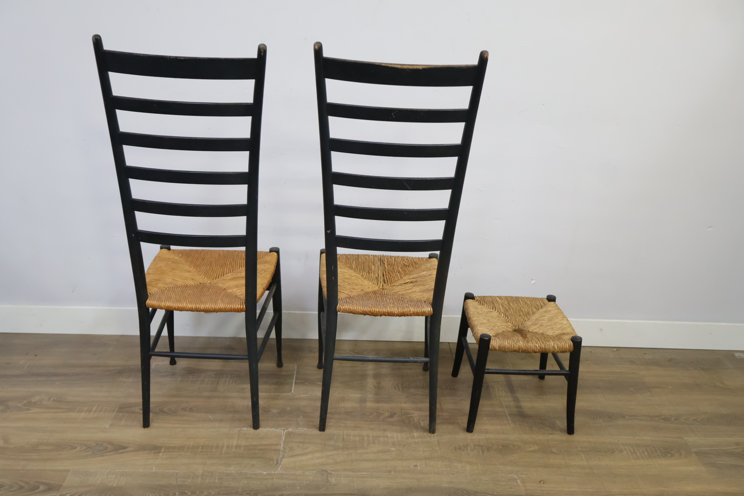 Set van twee zwarte houten stoelen en een kruk met gevlochten rieten zitting – foto 6 – kavel bij GSD Auctions, Zoeterwoude