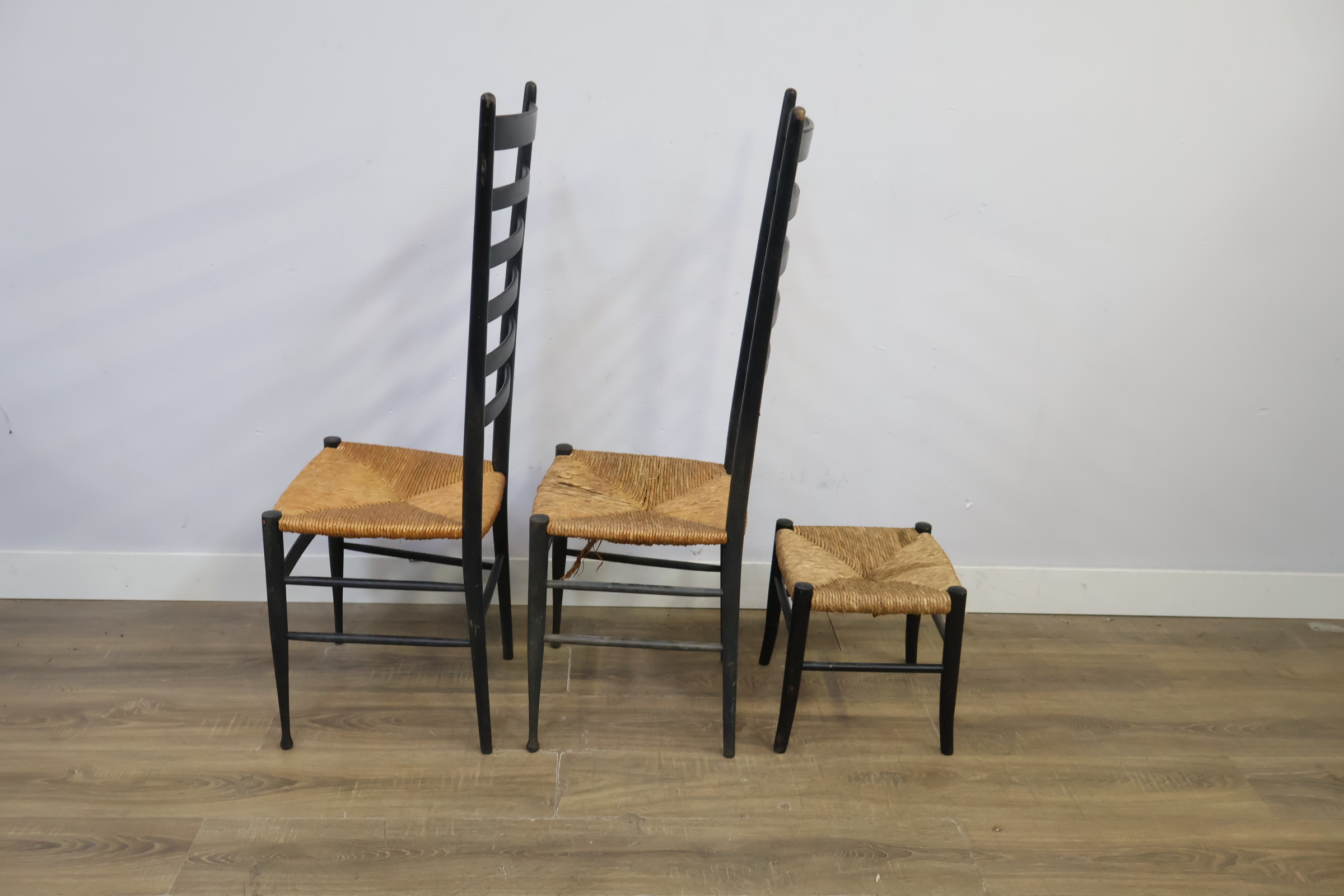 Set van twee zwarte houten stoelen en een kruk met gevlochten rieten zitting – foto 7 – kavel bij GSD Auctions, Zoeterwoude