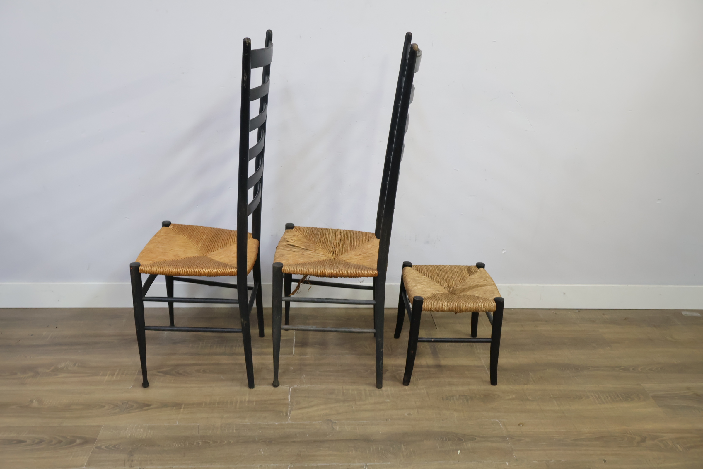 Set van twee zwarte houten stoelen en een kruk met gevlochten rieten zitting – foto 8 – kavel bij GSD Auctions, Zoeterwoude
