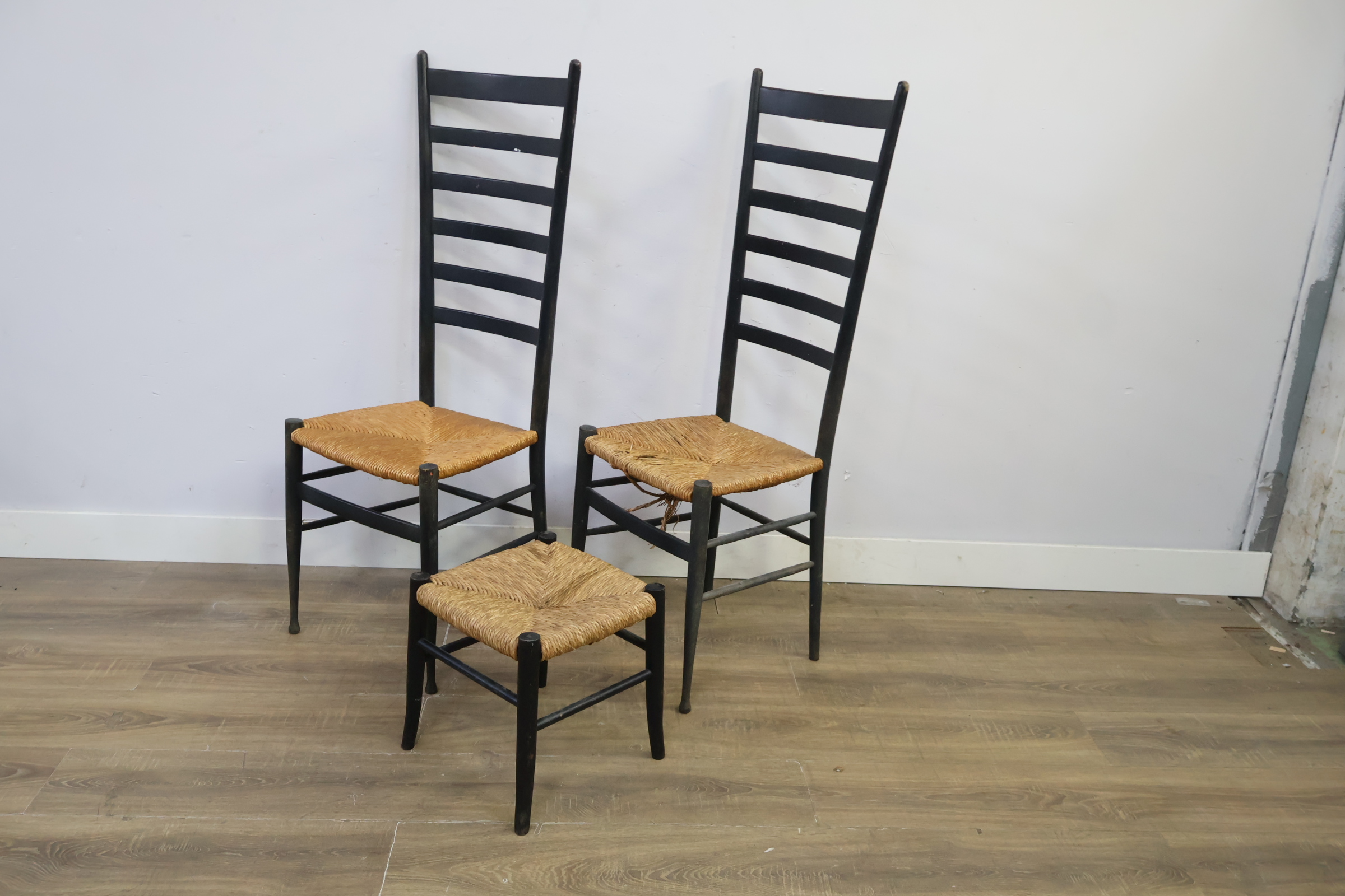 Set van twee zwarte houten stoelen en een kruk met gevlochten rieten zitting – foto 9 – kavel bij GSD Auctions, Zoeterwoude