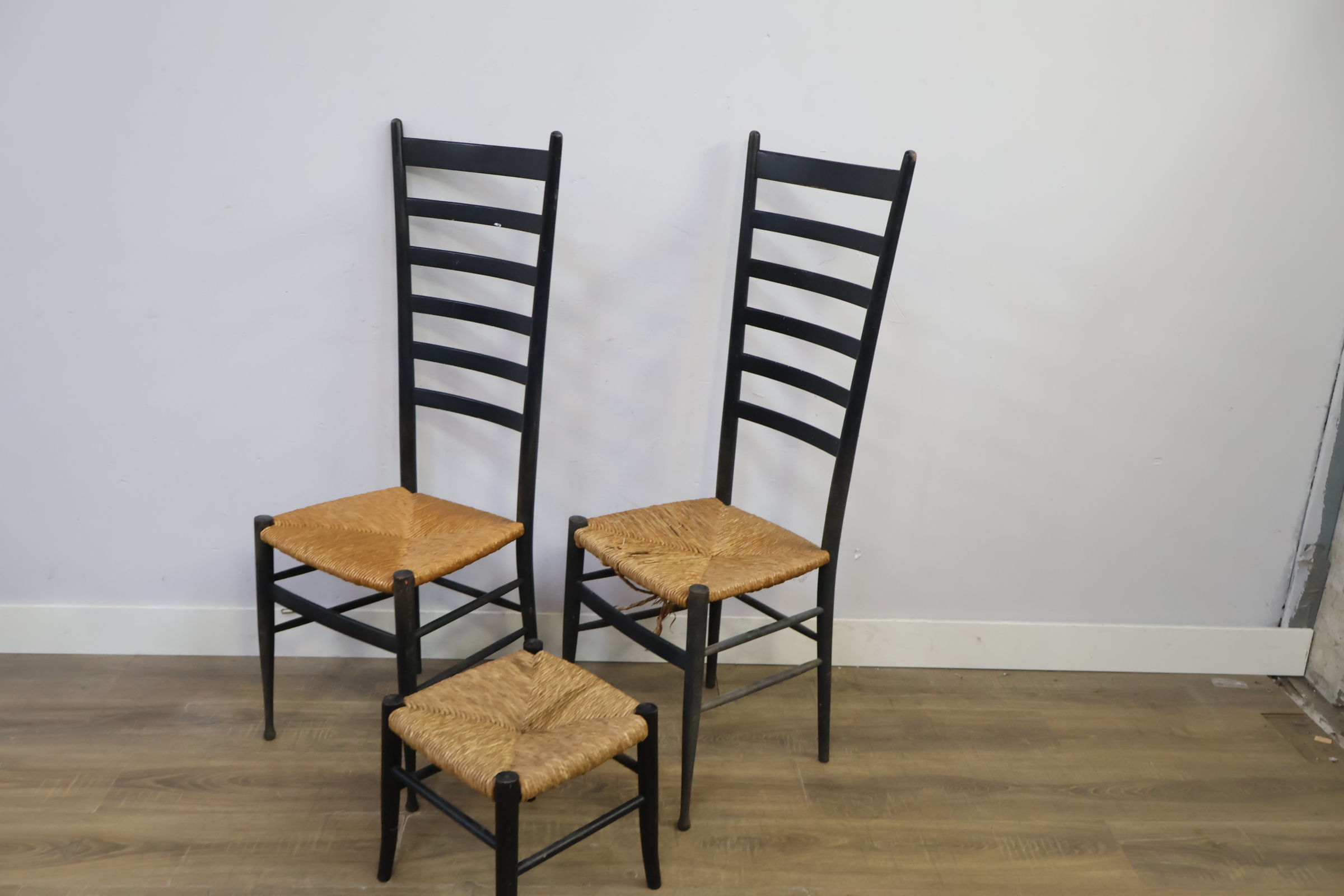 Set van twee zwarte houten stoelen en een kruk met gevlochten rieten zitting – foto 10 – kavel bij GSD Auctions, Zoeterwoude