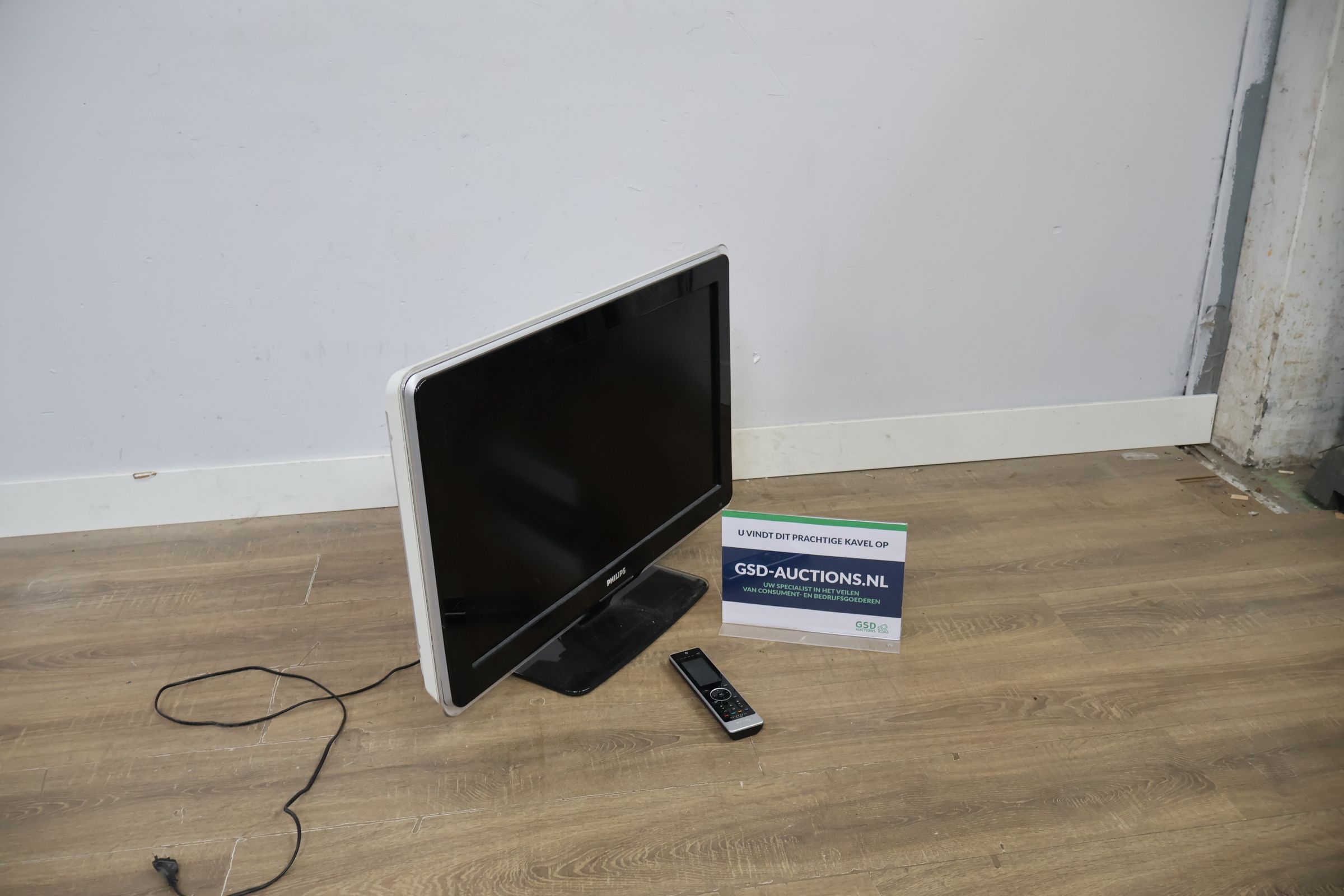 Philips LCD televisie met afstandsbediening – kavel bij GSD Auctions, Zoeterwoude