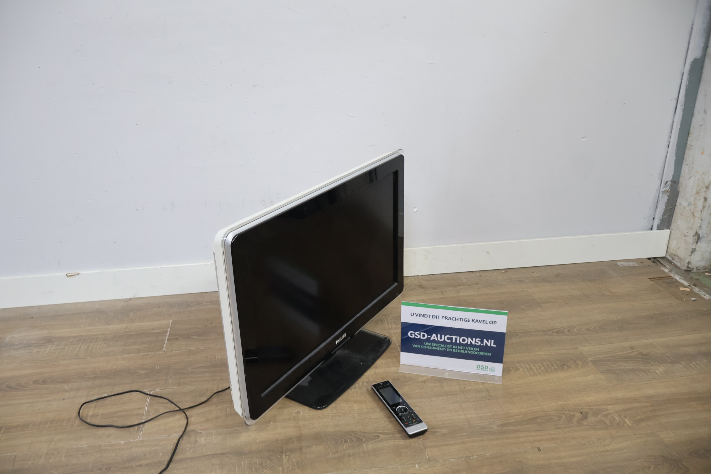Philips LCD televisie met afstandsbediening – foto 2 – kavel bij GSD Auctions, Zoeterwoude
