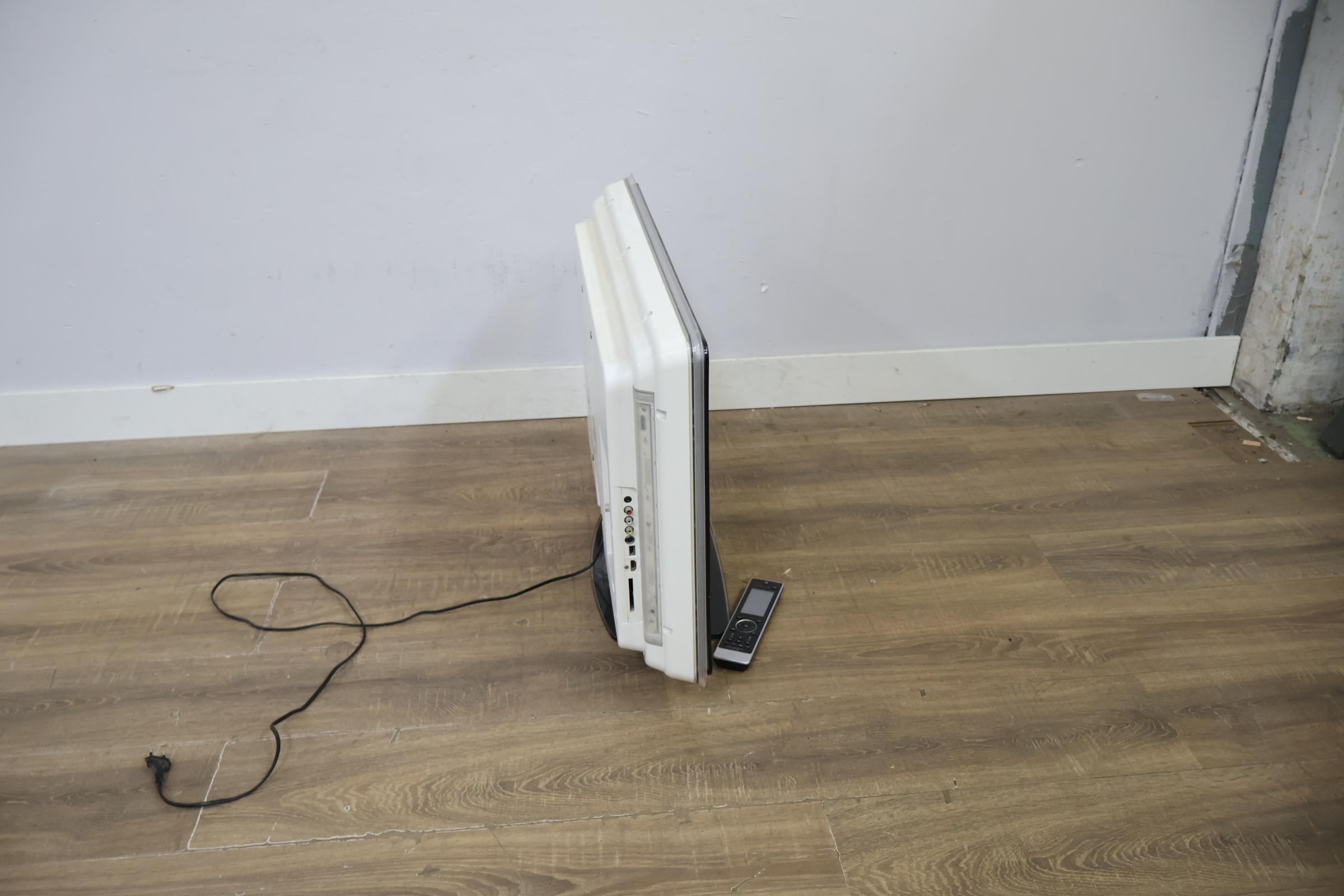 Philips LCD televisie met afstandsbediening – foto 3 – kavel bij GSD Auctions, Zoeterwoude