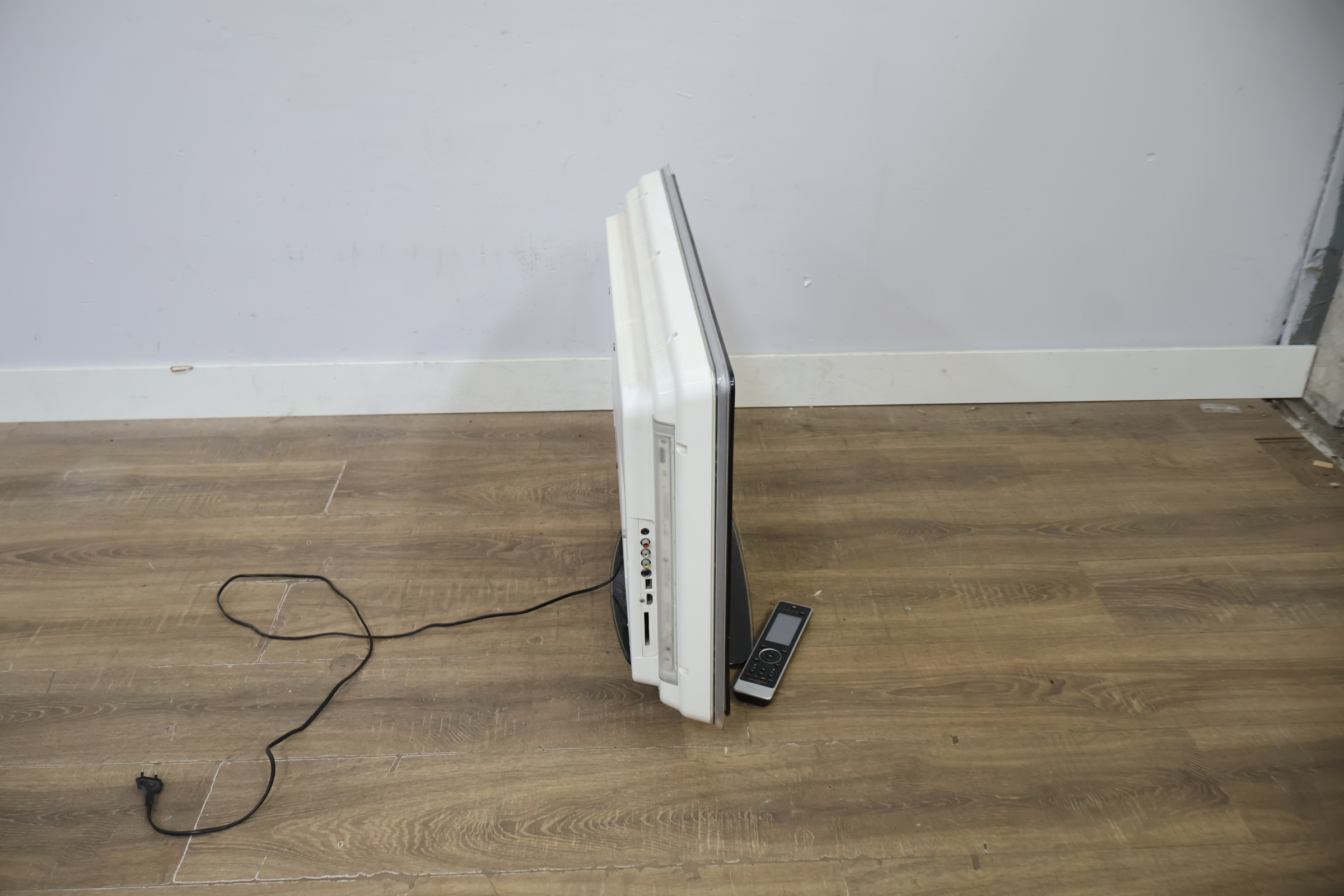 Philips LCD televisie met afstandsbediening – foto 4 – kavel bij GSD Auctions, Zoeterwoude