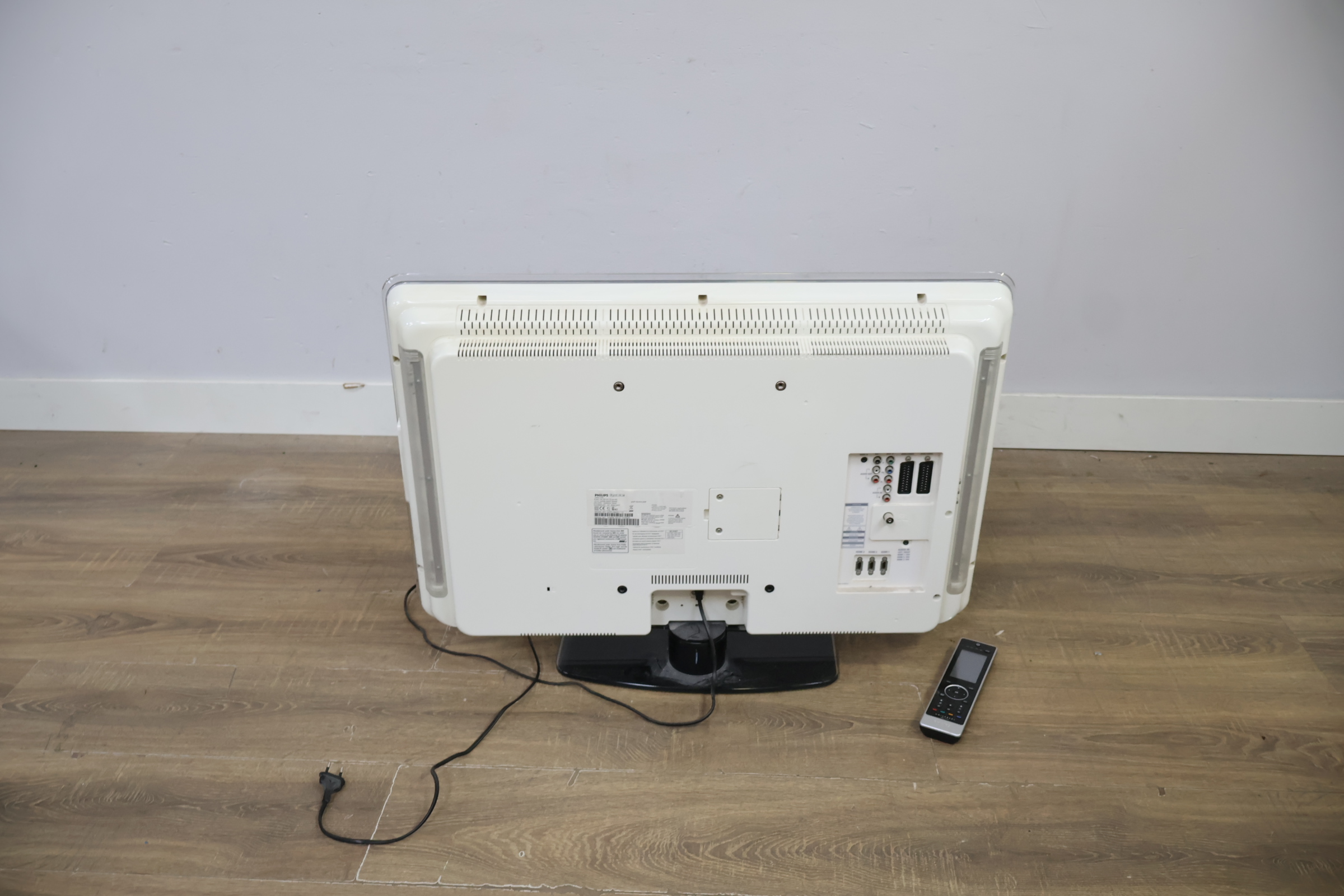 Philips LCD televisie met afstandsbediening – foto 5 – kavel bij GSD Auctions, Zoeterwoude