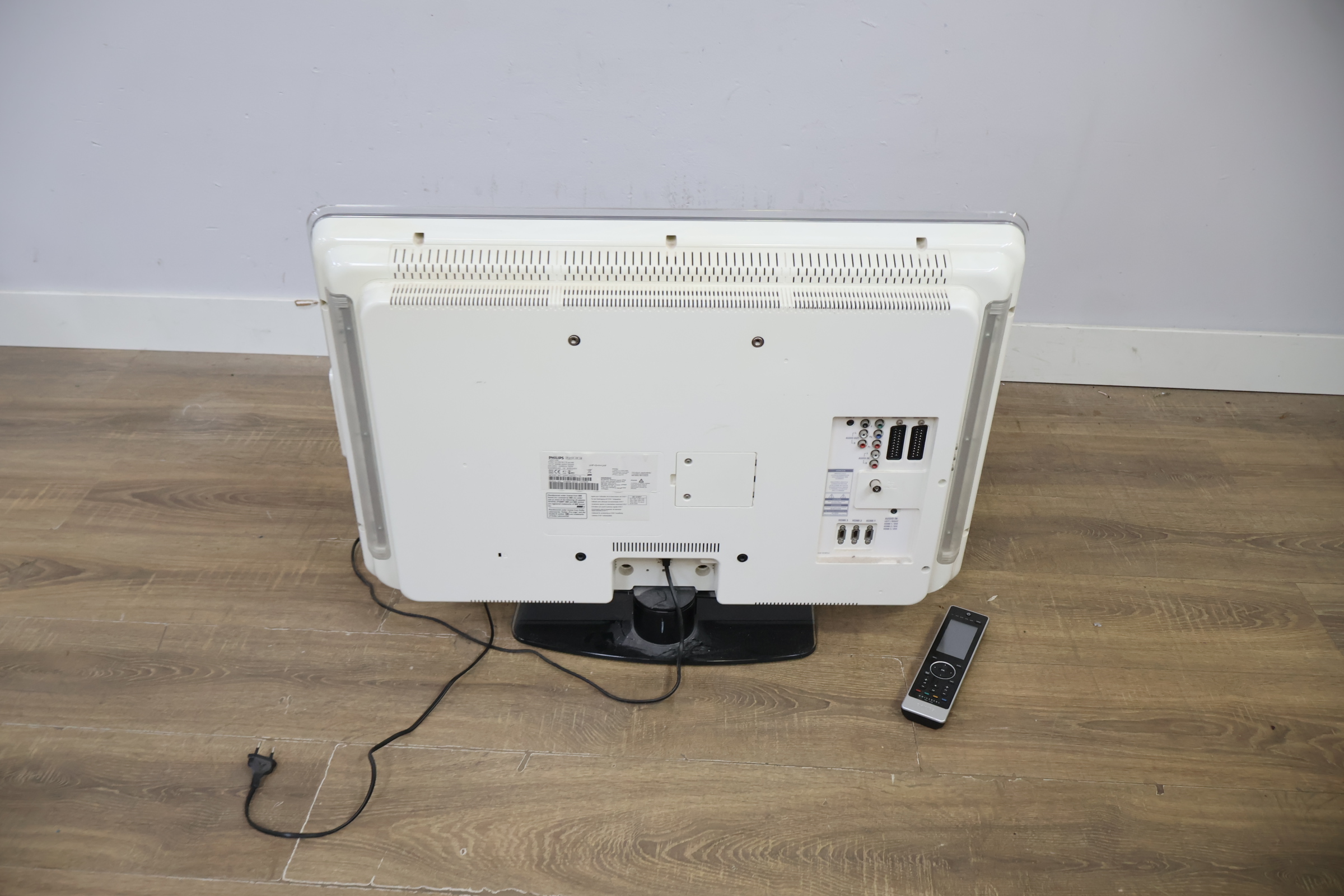 Philips LCD televisie met afstandsbediening – foto 6 – kavel bij GSD Auctions, Zoeterwoude