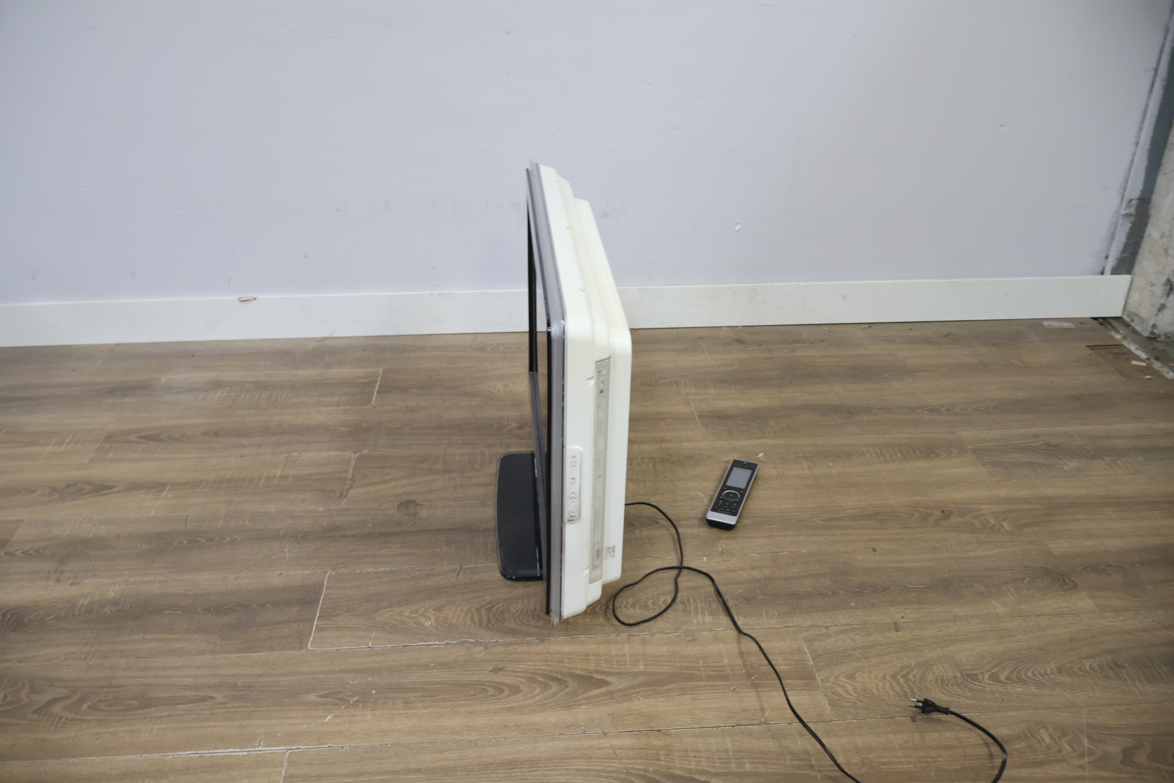 Philips LCD televisie met afstandsbediening – foto 8 – kavel bij GSD Auctions, Zoeterwoude