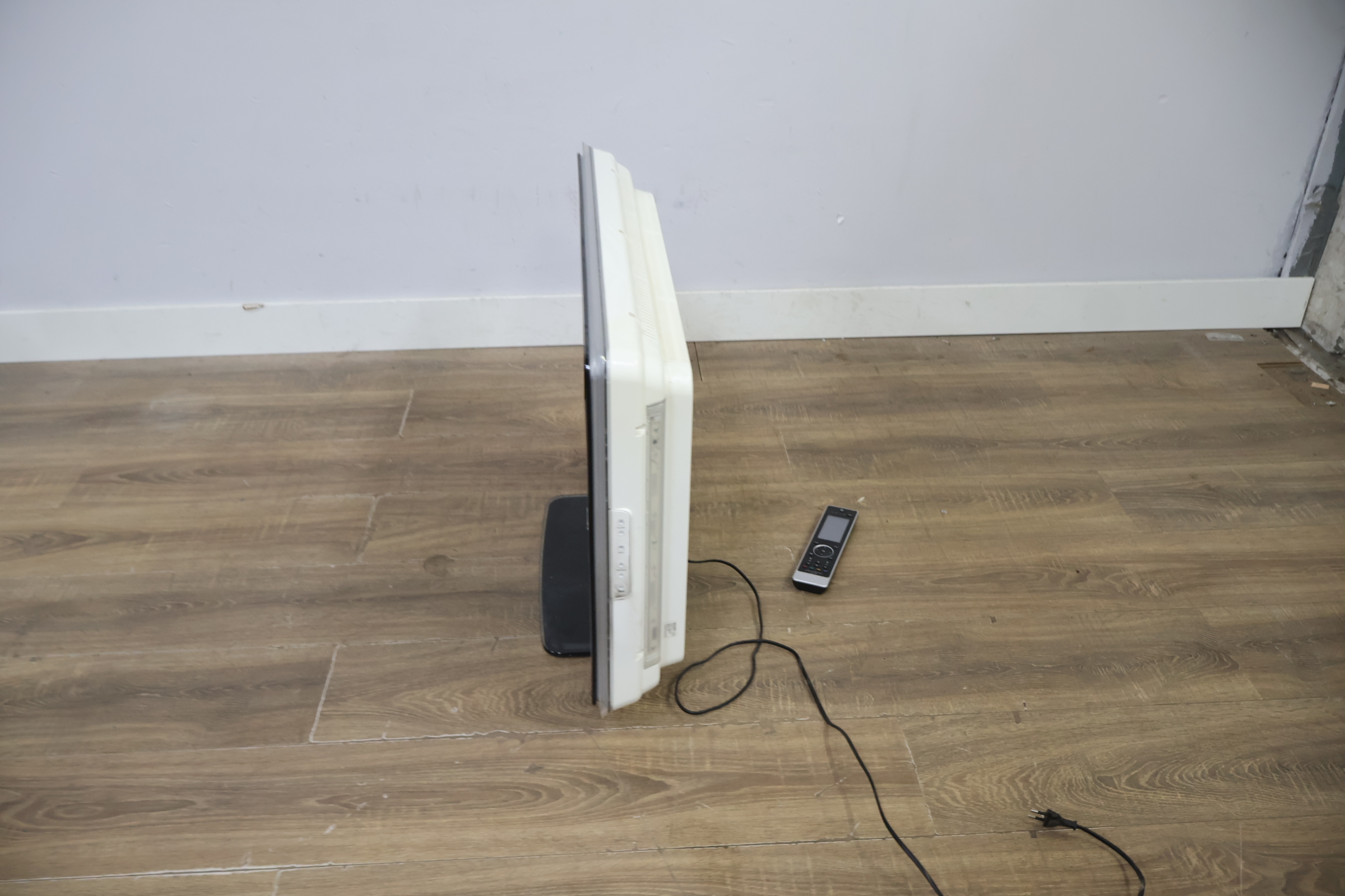 Philips LCD televisie met afstandsbediening – foto 9 – kavel bij GSD Auctions, Zoeterwoude