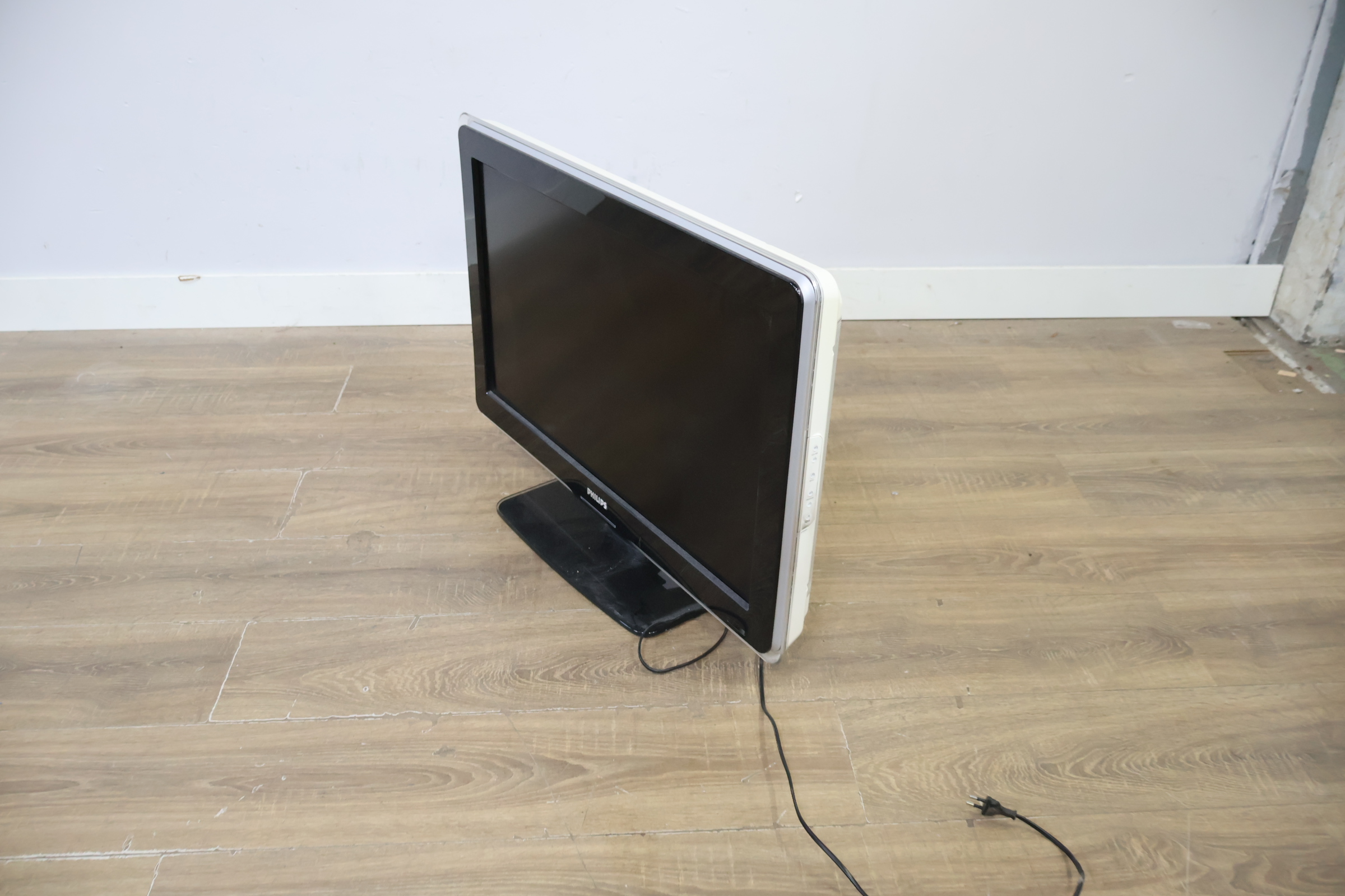 Philips LCD televisie met afstandsbediening – foto 10 – kavel bij GSD Auctions, Zoeterwoude