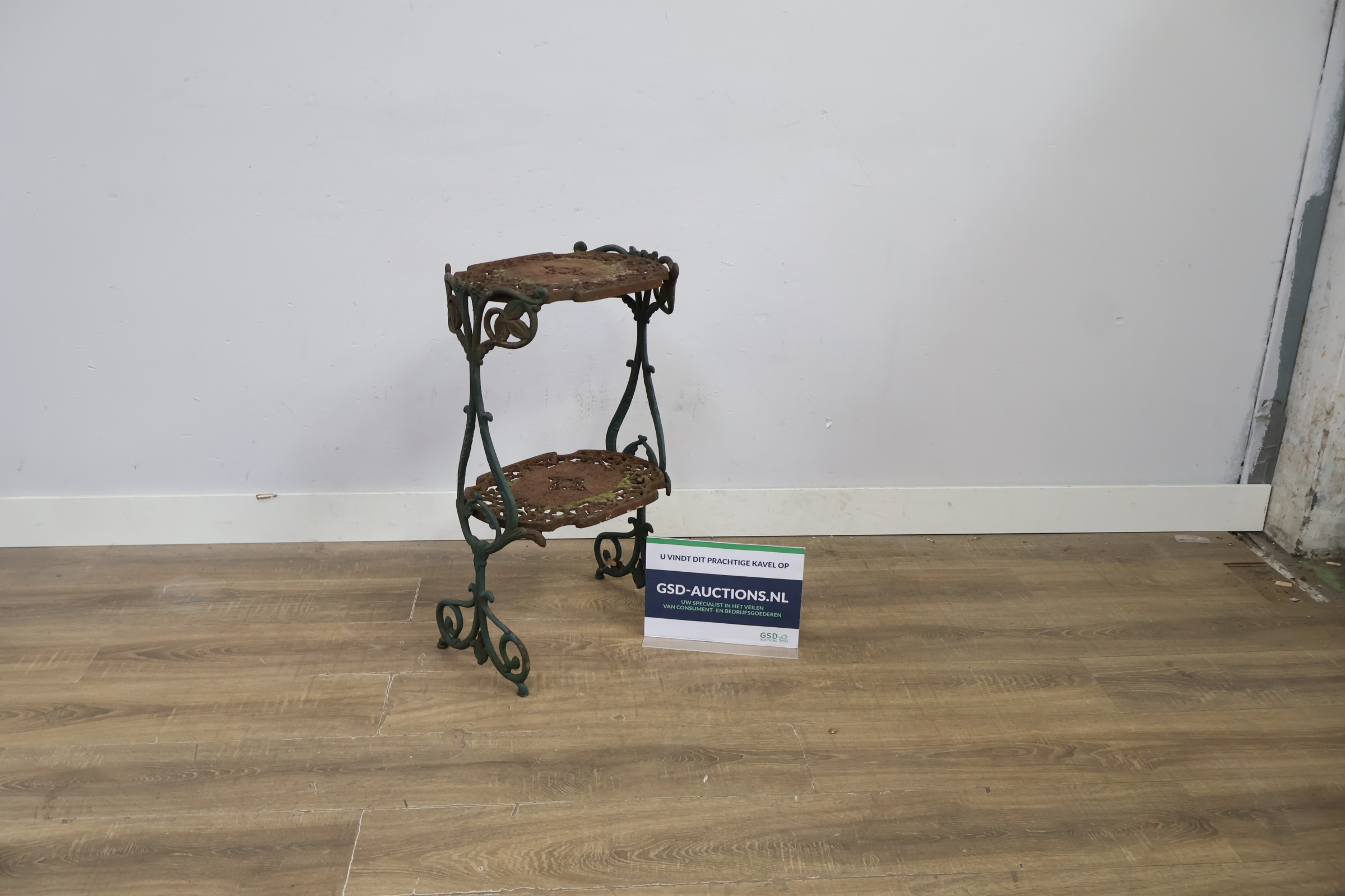 Vintage gietijzeren plantenstandaard met twee niveaus – kavel bij GSD Auctions, Zoeterwoude