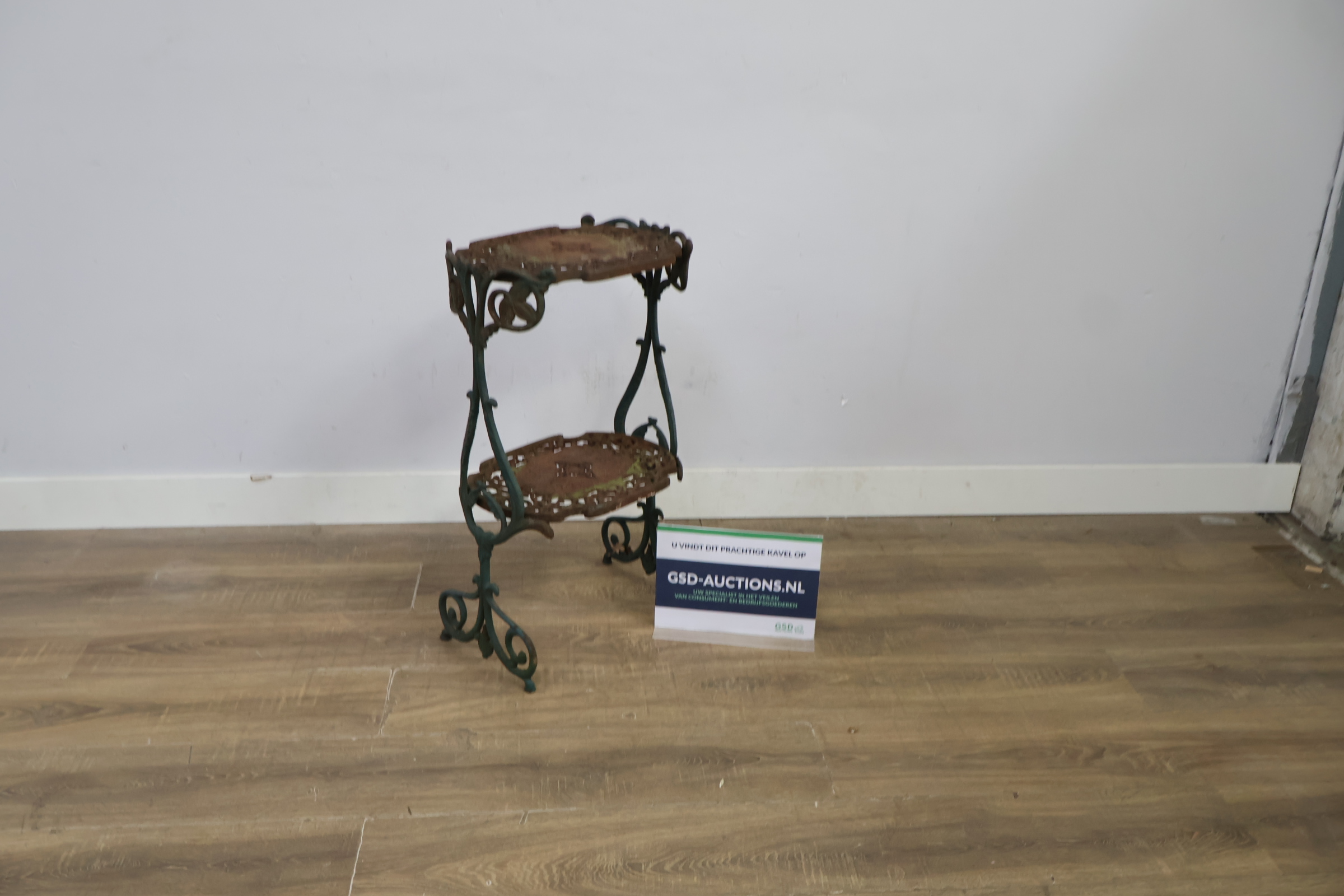 Vintage gietijzeren plantenstandaard met twee niveaus – foto 2 – kavel bij GSD Auctions, Zoeterwoude