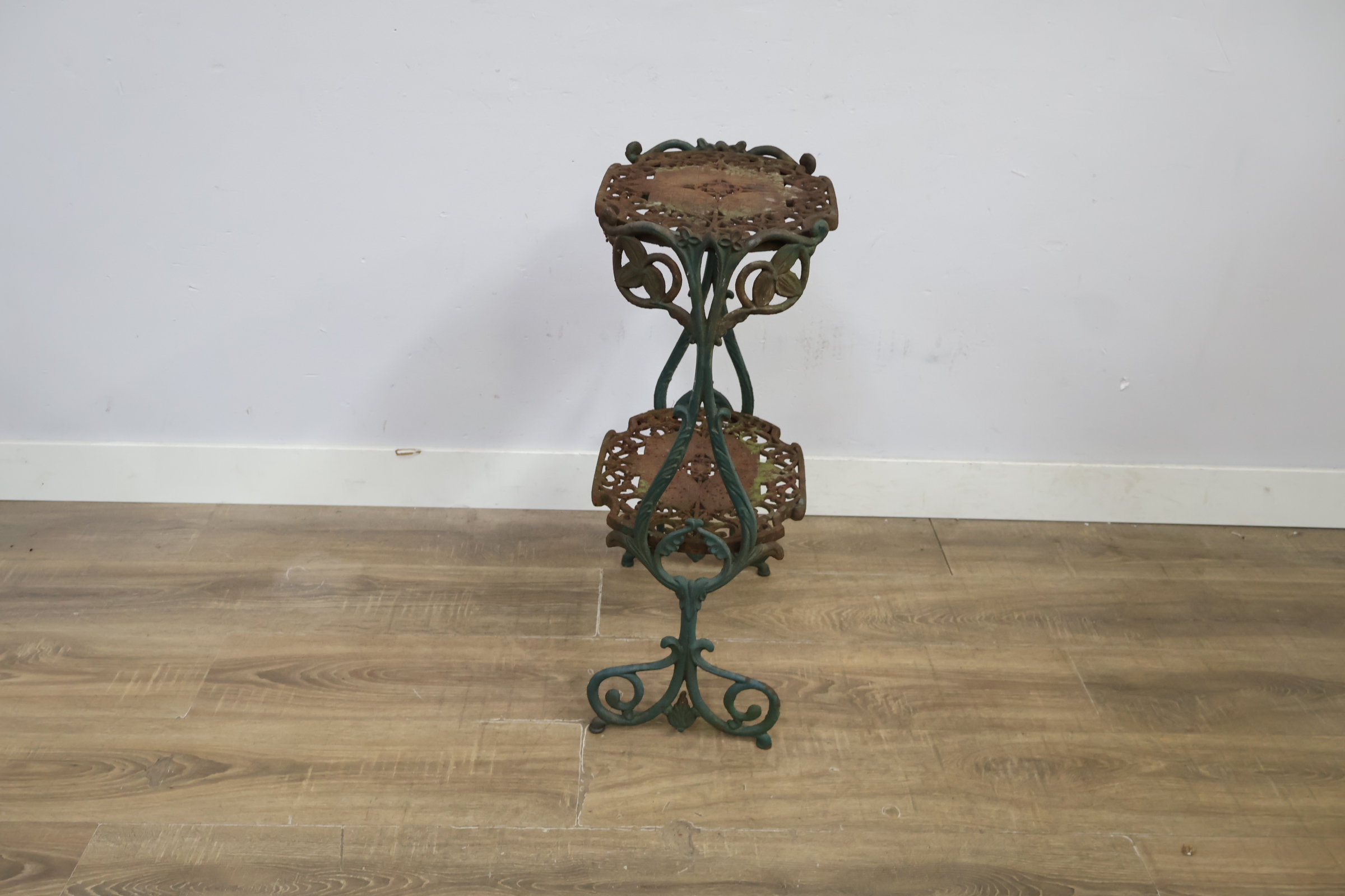 Vintage gietijzeren plantenstandaard met twee niveaus – foto 3 – kavel bij GSD Auctions, Zoeterwoude