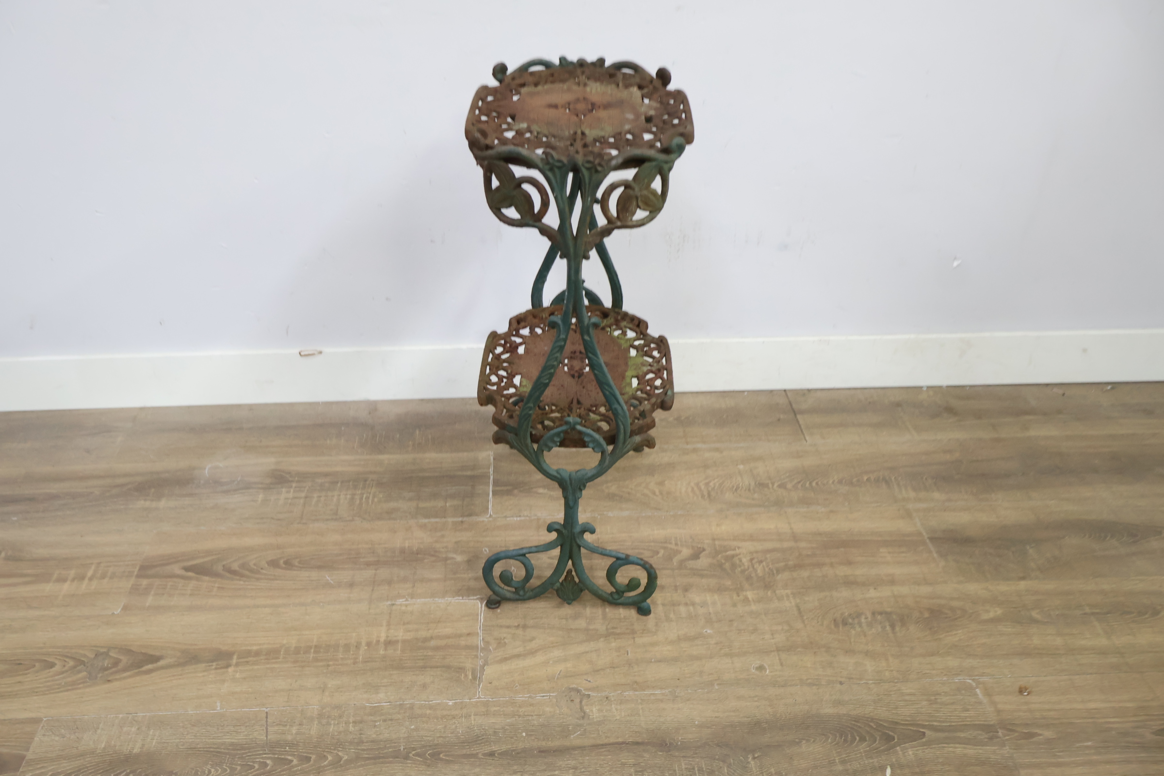 Vintage gietijzeren plantenstandaard met twee niveaus – foto 4 – kavel bij GSD Auctions, Zoeterwoude