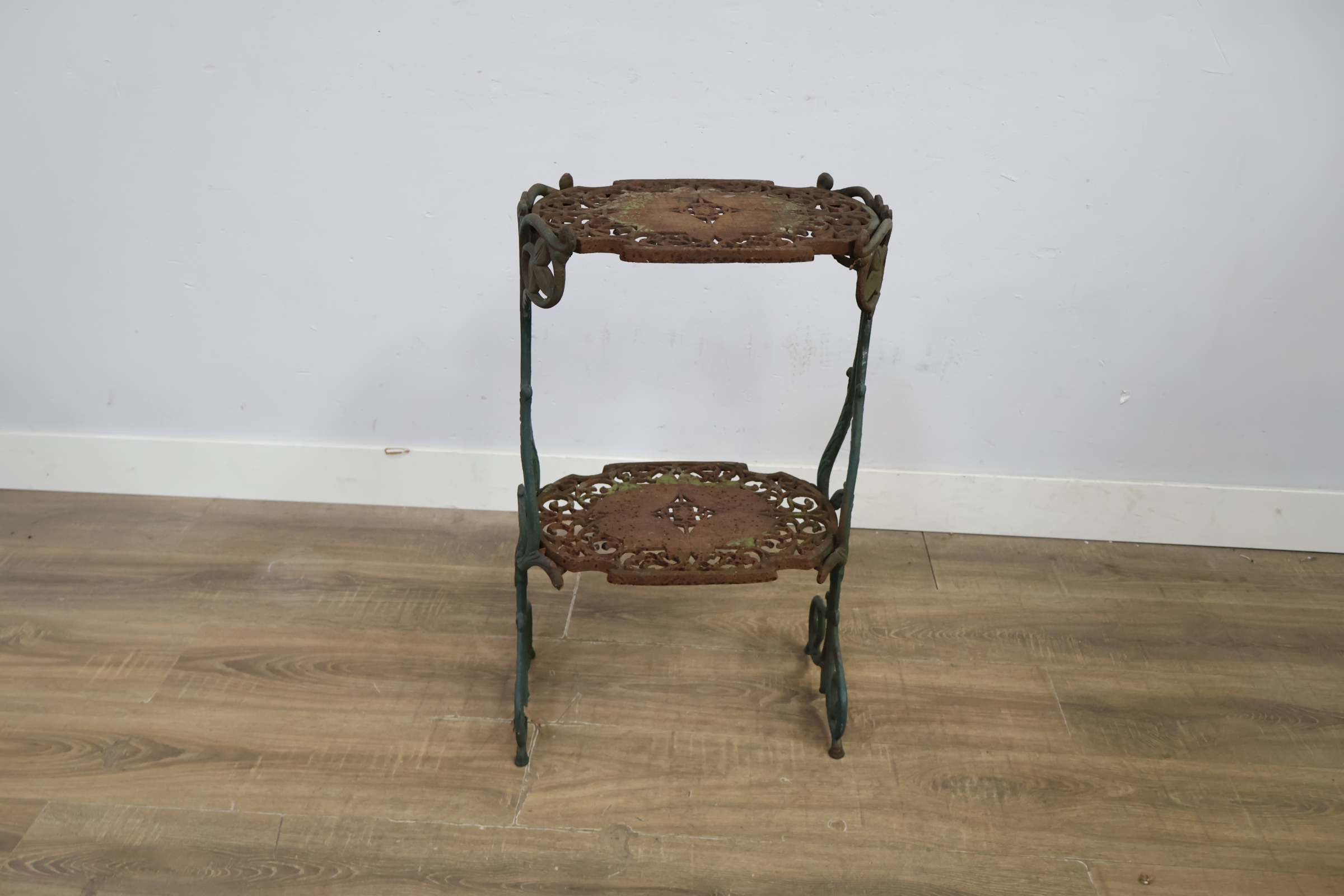 Vintage gietijzeren plantenstandaard met twee niveaus – foto 5 – kavel bij GSD Auctions, Zoeterwoude