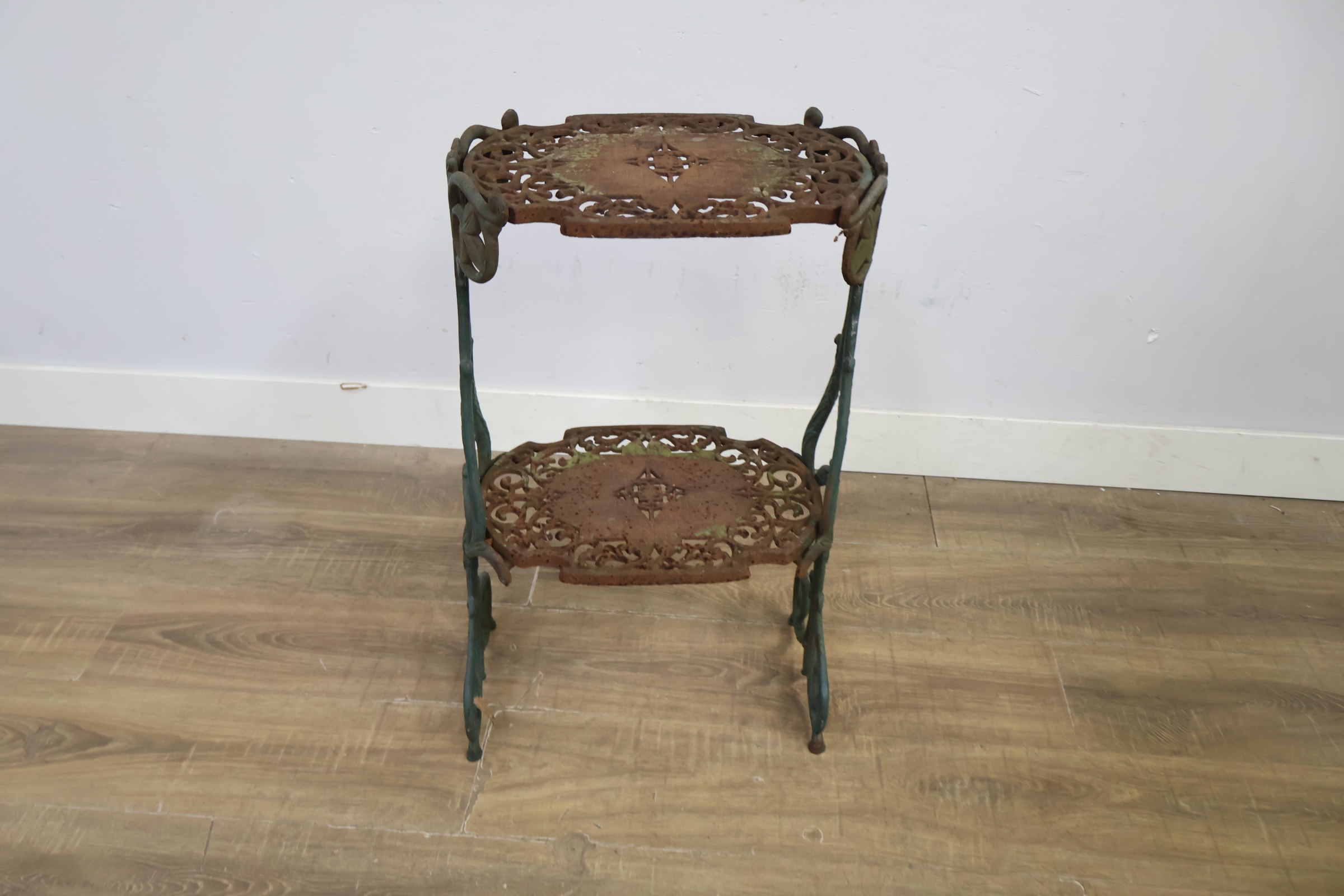Vintage gietijzeren plantenstandaard met twee niveaus – foto 6 – kavel bij GSD Auctions, Zoeterwoude