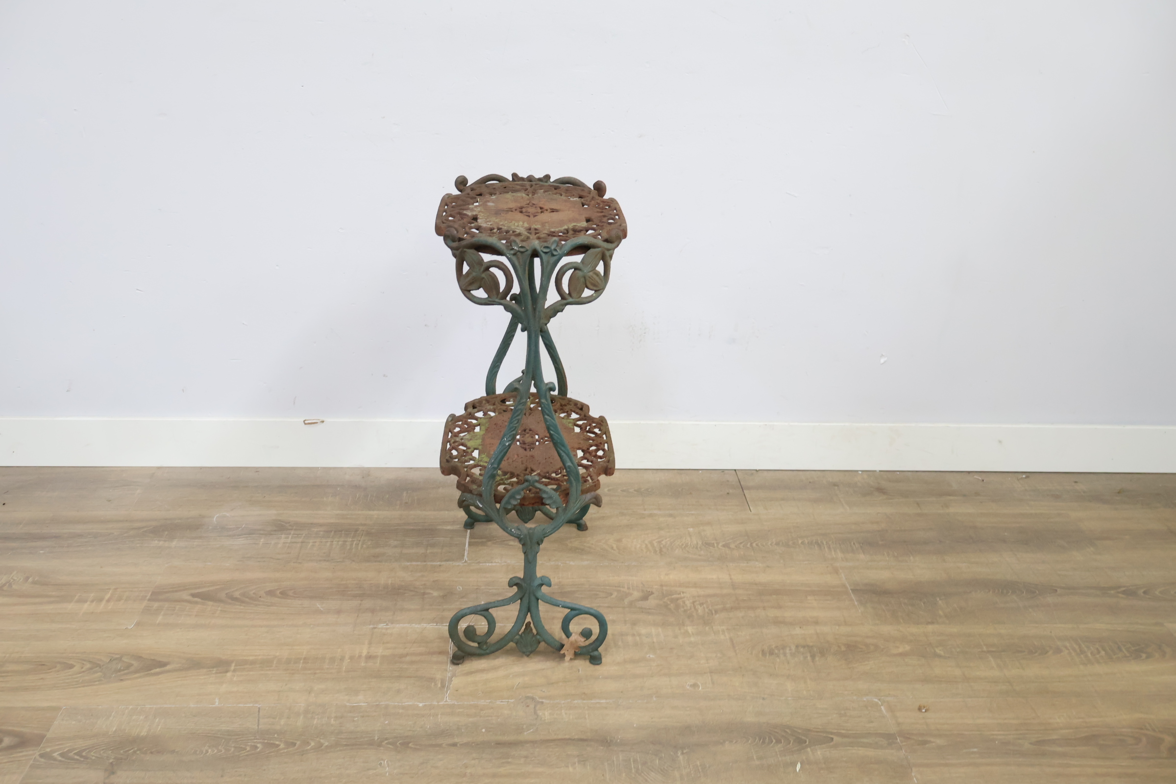 Vintage gietijzeren plantenstandaard met twee niveaus – foto 7 – kavel bij GSD Auctions, Zoeterwoude
