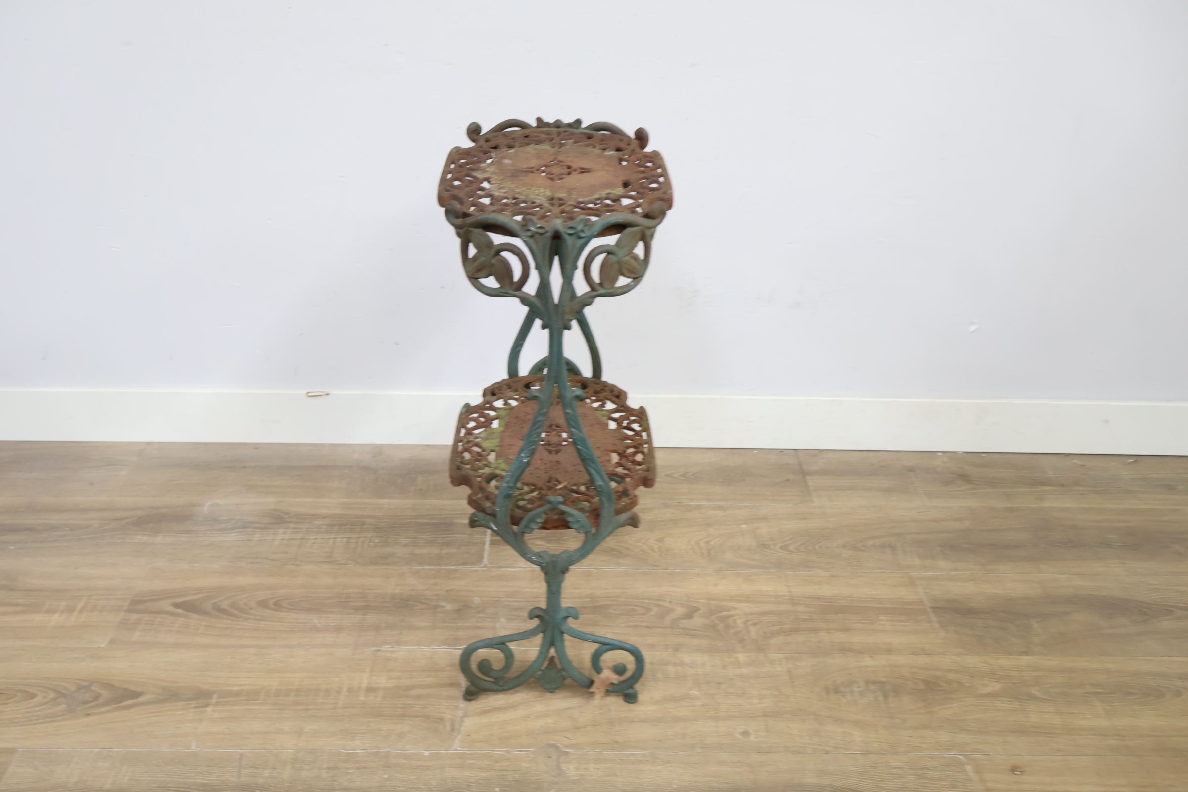Vintage gietijzeren plantenstandaard met twee niveaus – foto 8 – kavel bij GSD Auctions, Zoeterwoude