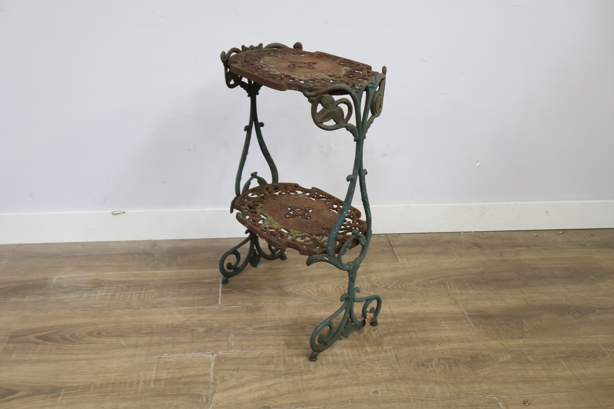 Vintage gietijzeren plantenstandaard met twee niveaus – foto 9 – kavel bij GSD Auctions, Zoeterwoude