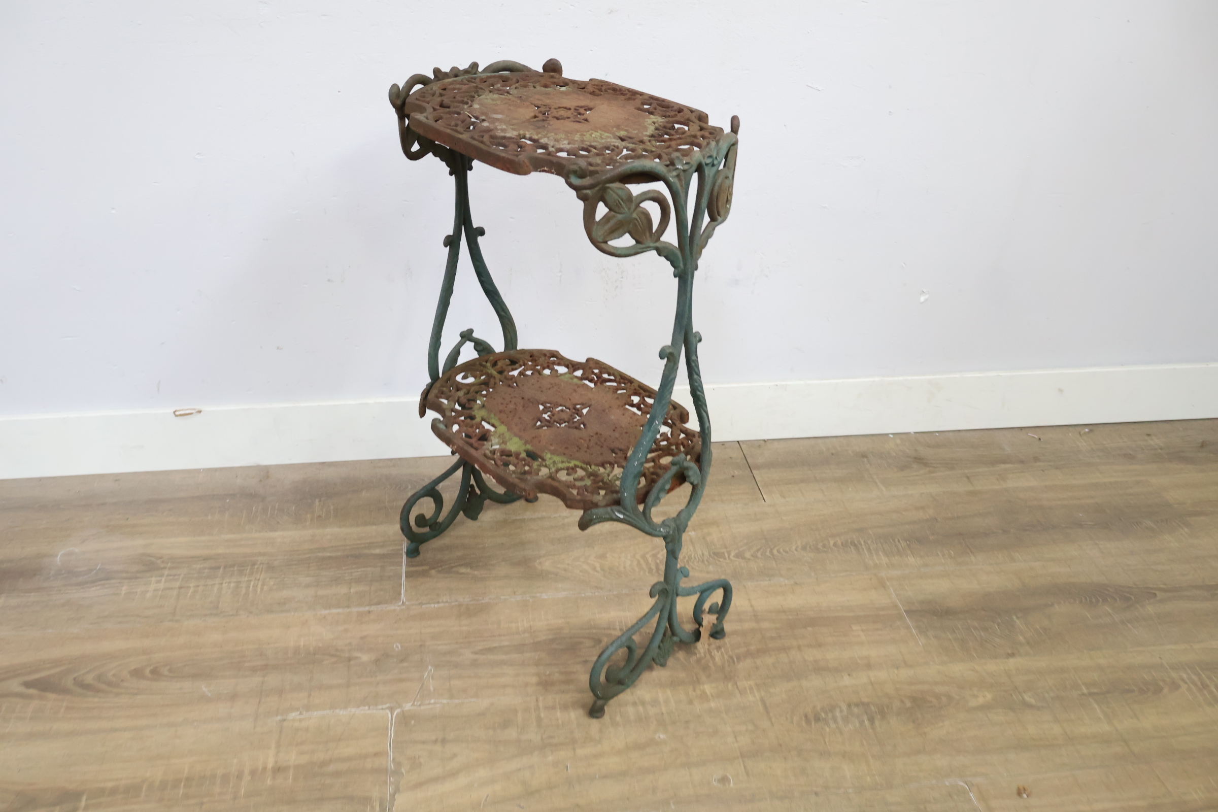 Vintage gietijzeren plantenstandaard met twee niveaus – foto 10 – kavel bij GSD Auctions, Zoeterwoude