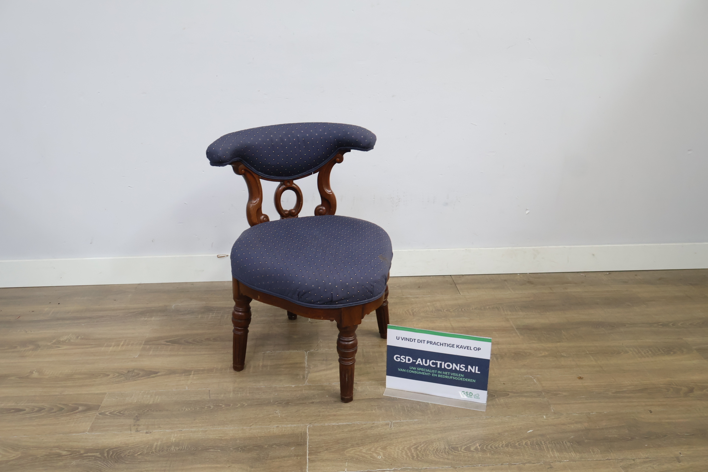 Vintage houten stoel met blauw gestoffeerde zitting – kavel bij GSD Auctions, Zoeterwoude