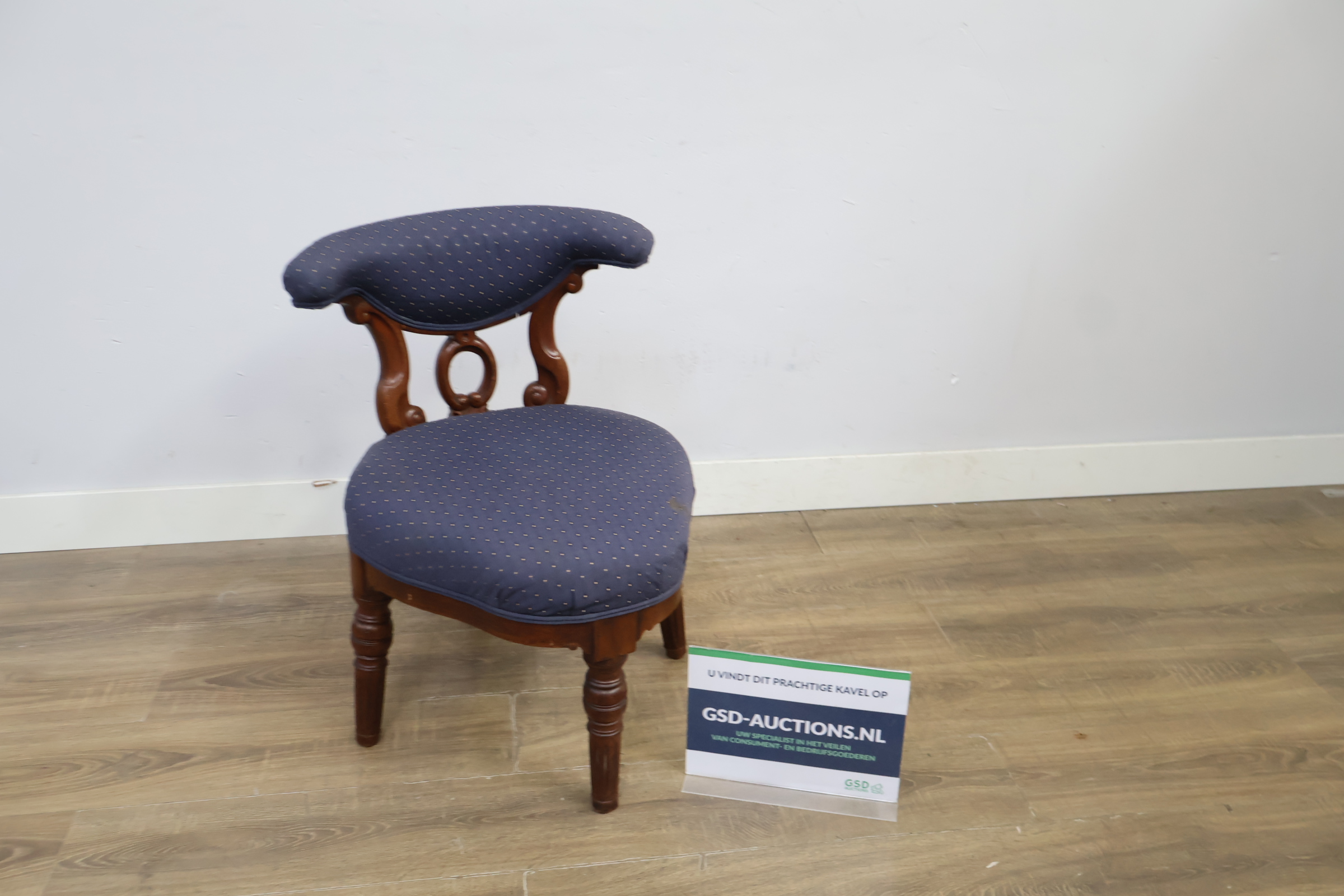 Vintage houten stoel met blauw gestoffeerde zitting – foto 2 – kavel bij GSD Auctions, Zoeterwoude