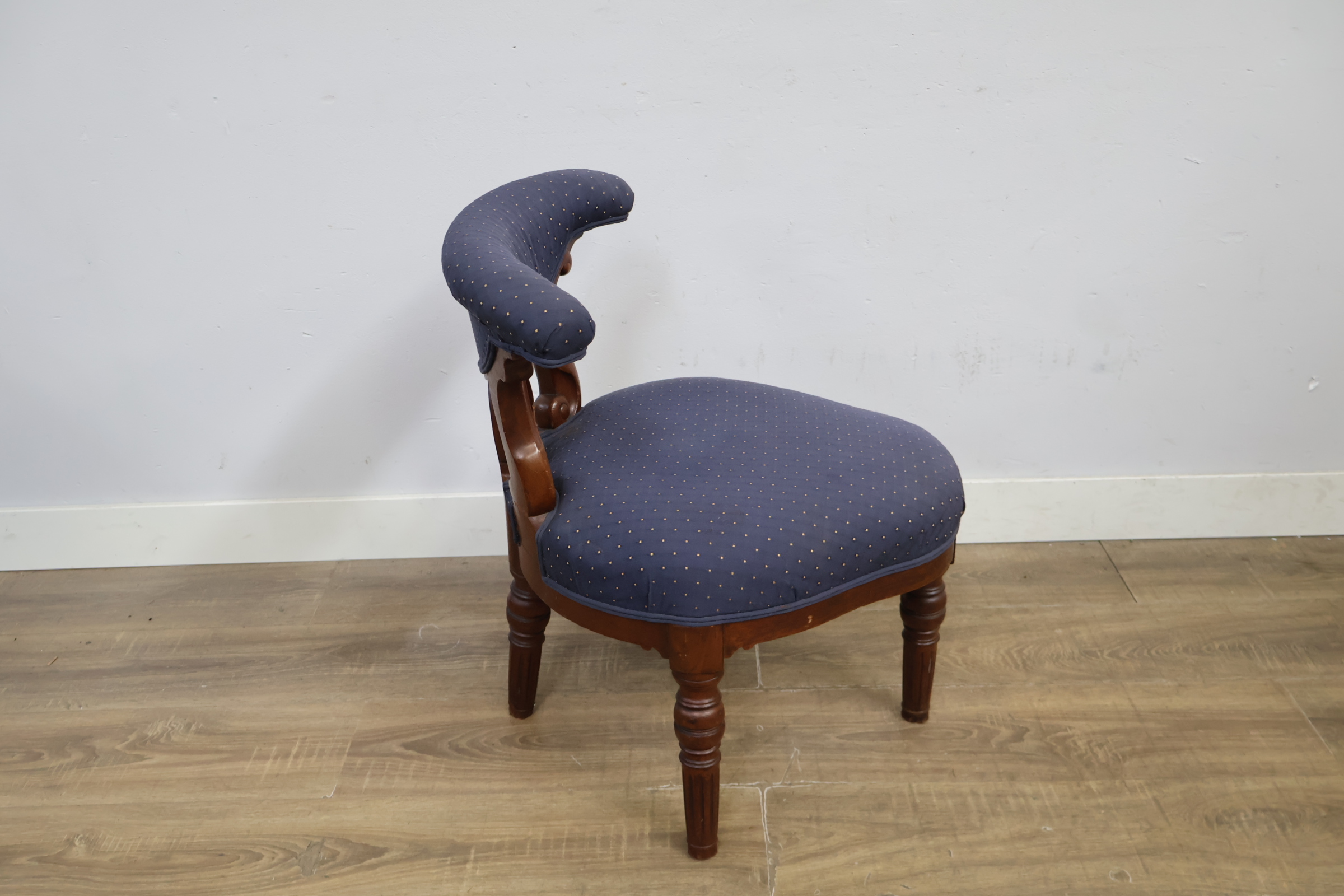 Vintage houten stoel met blauw gestoffeerde zitting – foto 3 – kavel bij GSD Auctions, Zoeterwoude