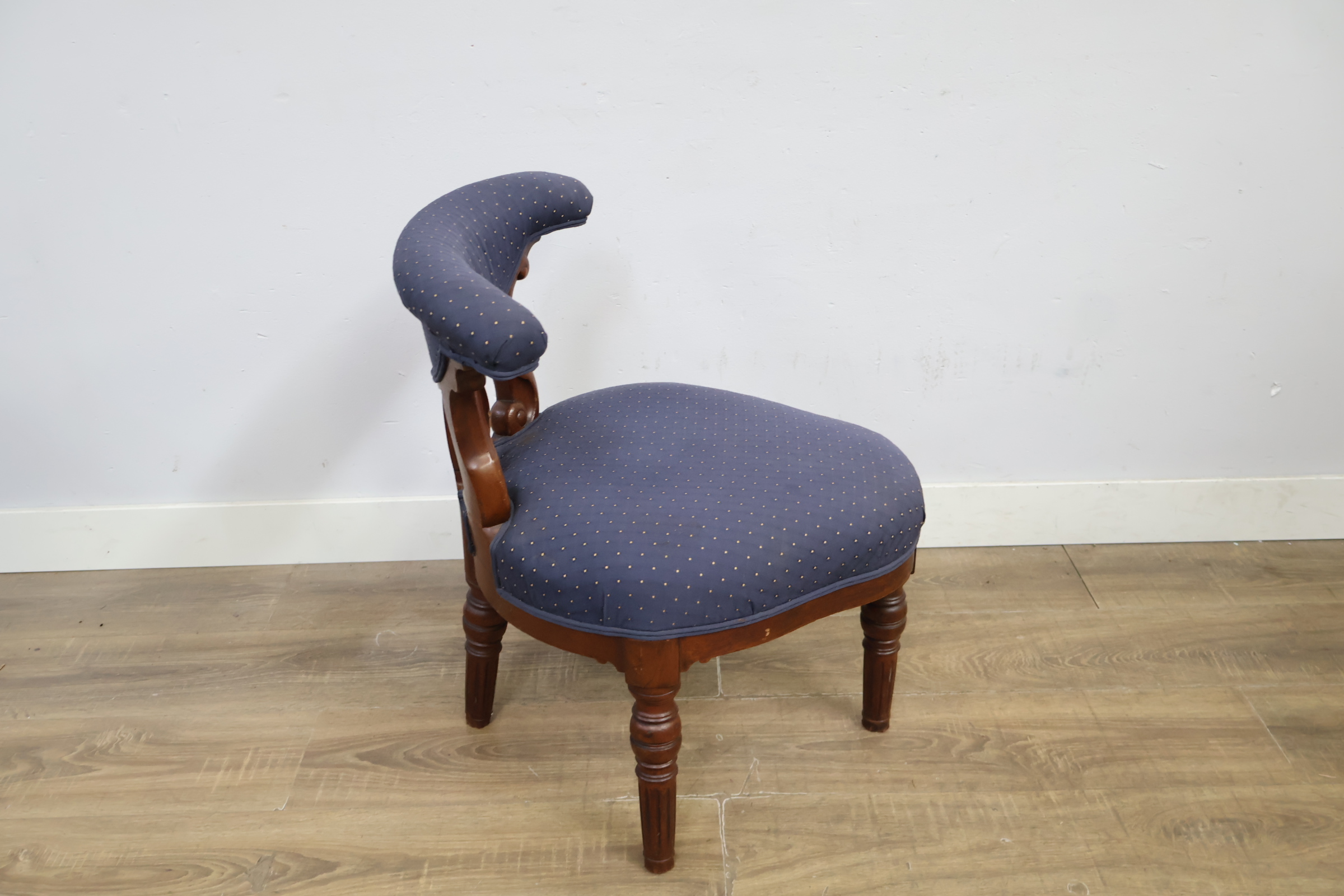 Vintage houten stoel met blauw gestoffeerde zitting – foto 4 – kavel bij GSD Auctions, Zoeterwoude